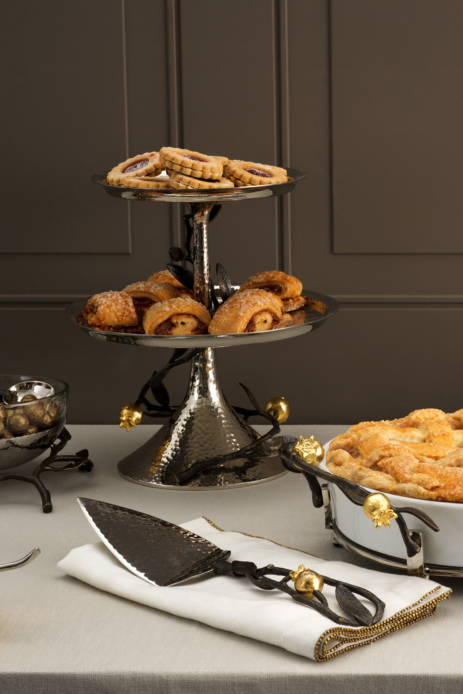 حامل طبقتين مزين بشجر الرمان