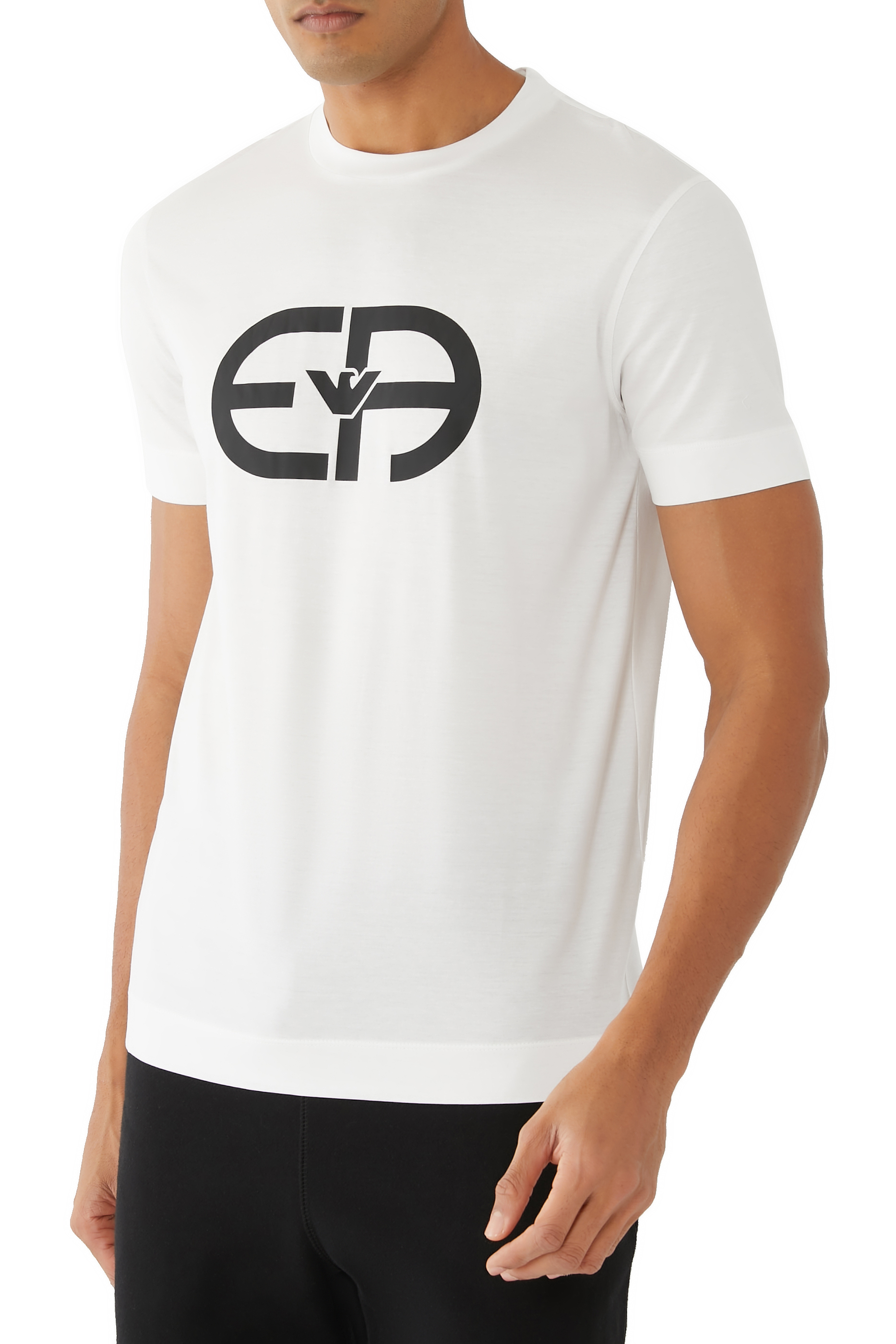 تيشيرت بطبعة شعار الماركة وياقة ضيقة