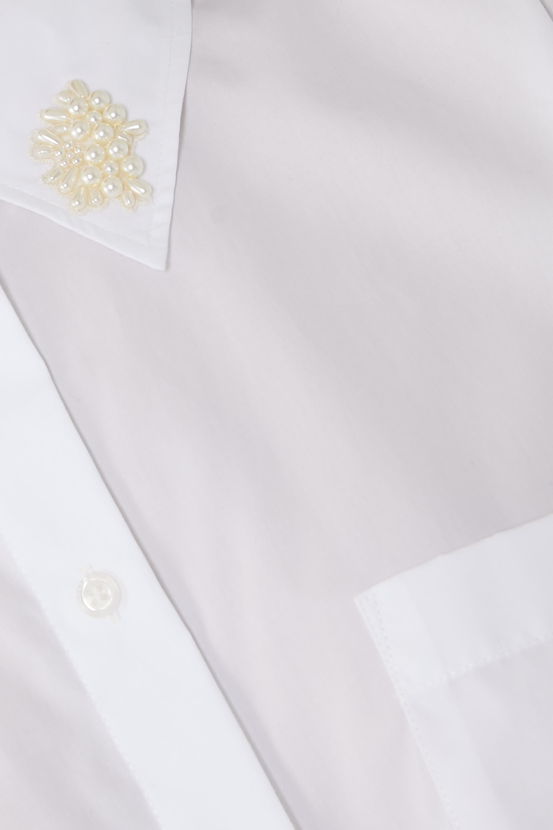 قميص بأزرار وأساور طويلة