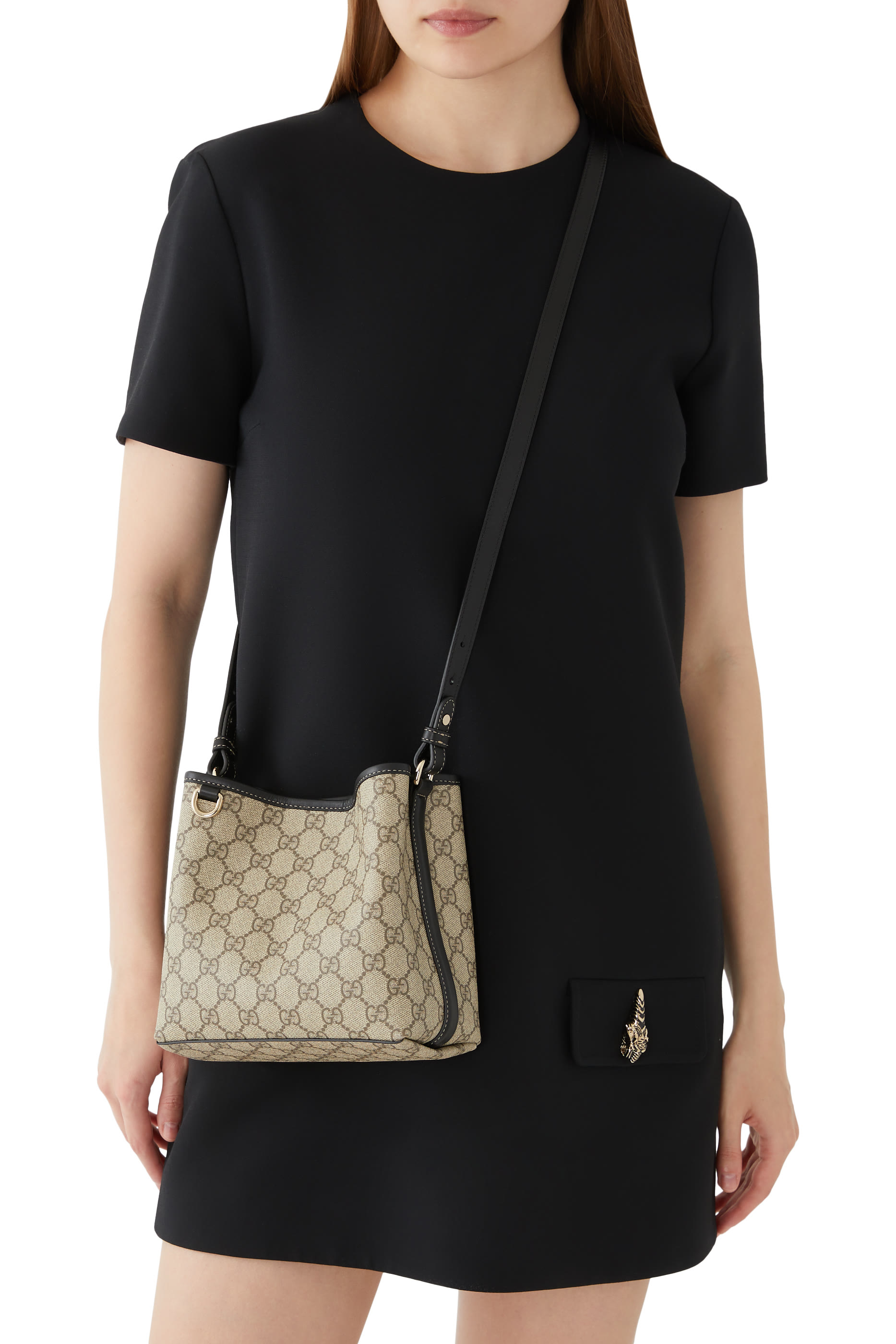 حقيبة باكيت صغيرة بحرفي شعار الماركة