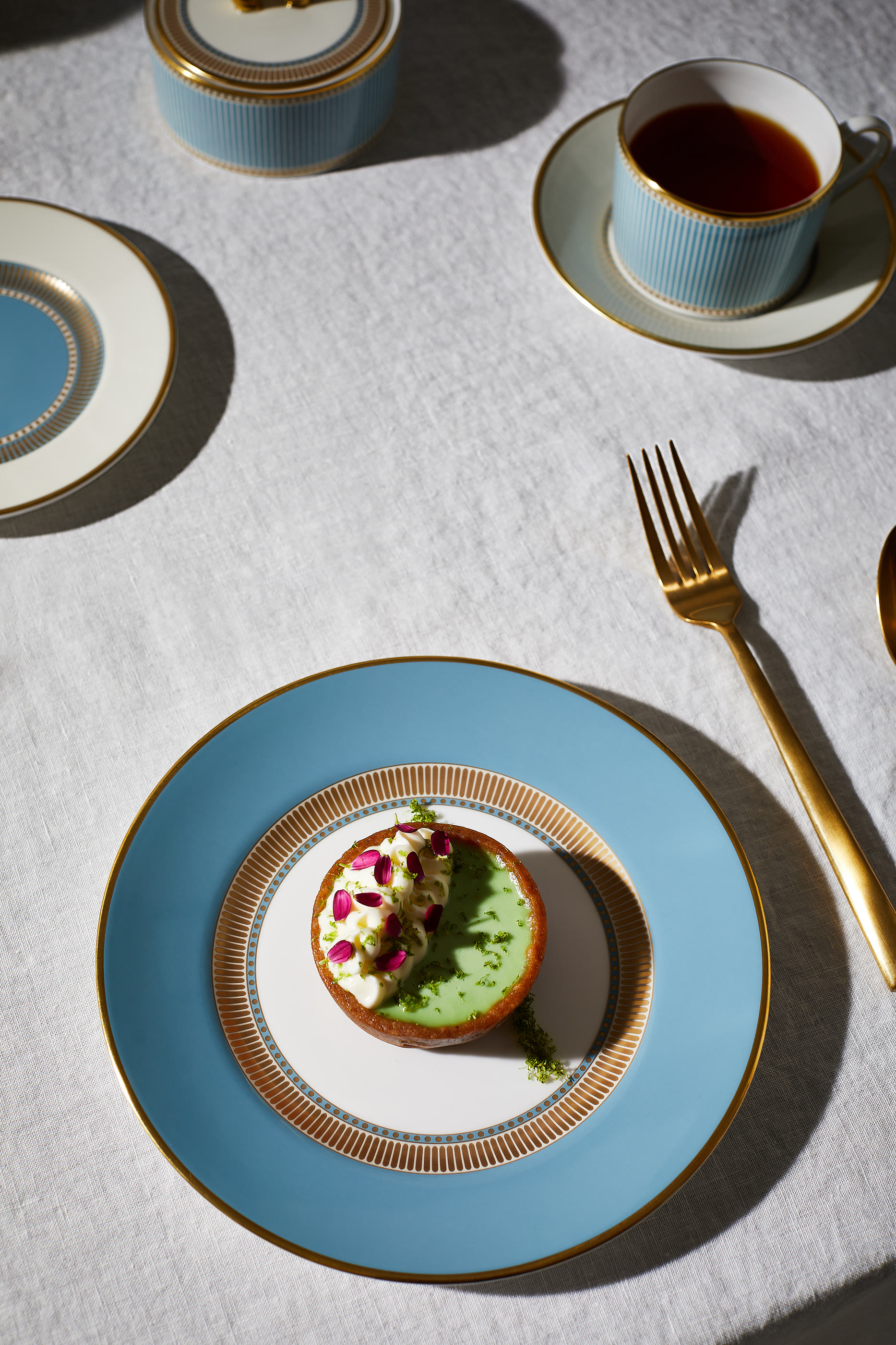 فنجان قهوة وصحن هيليا