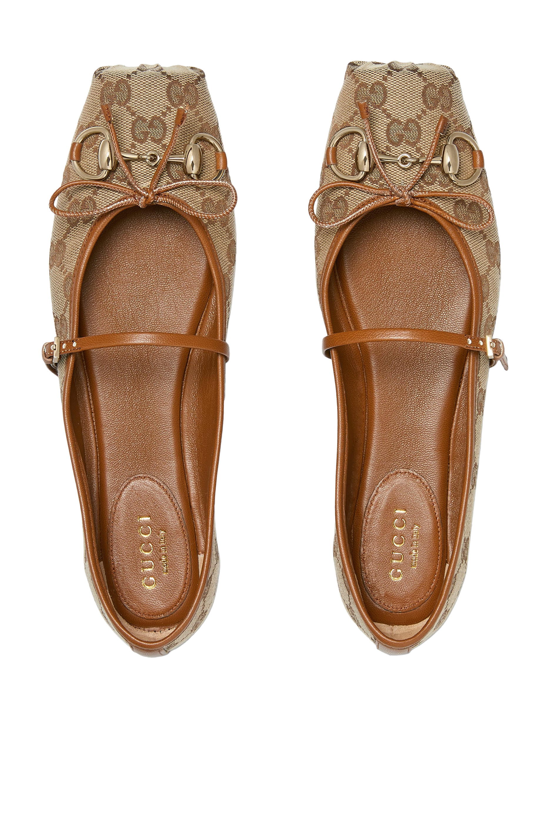 حذاء بالرينا بشعار الماركة