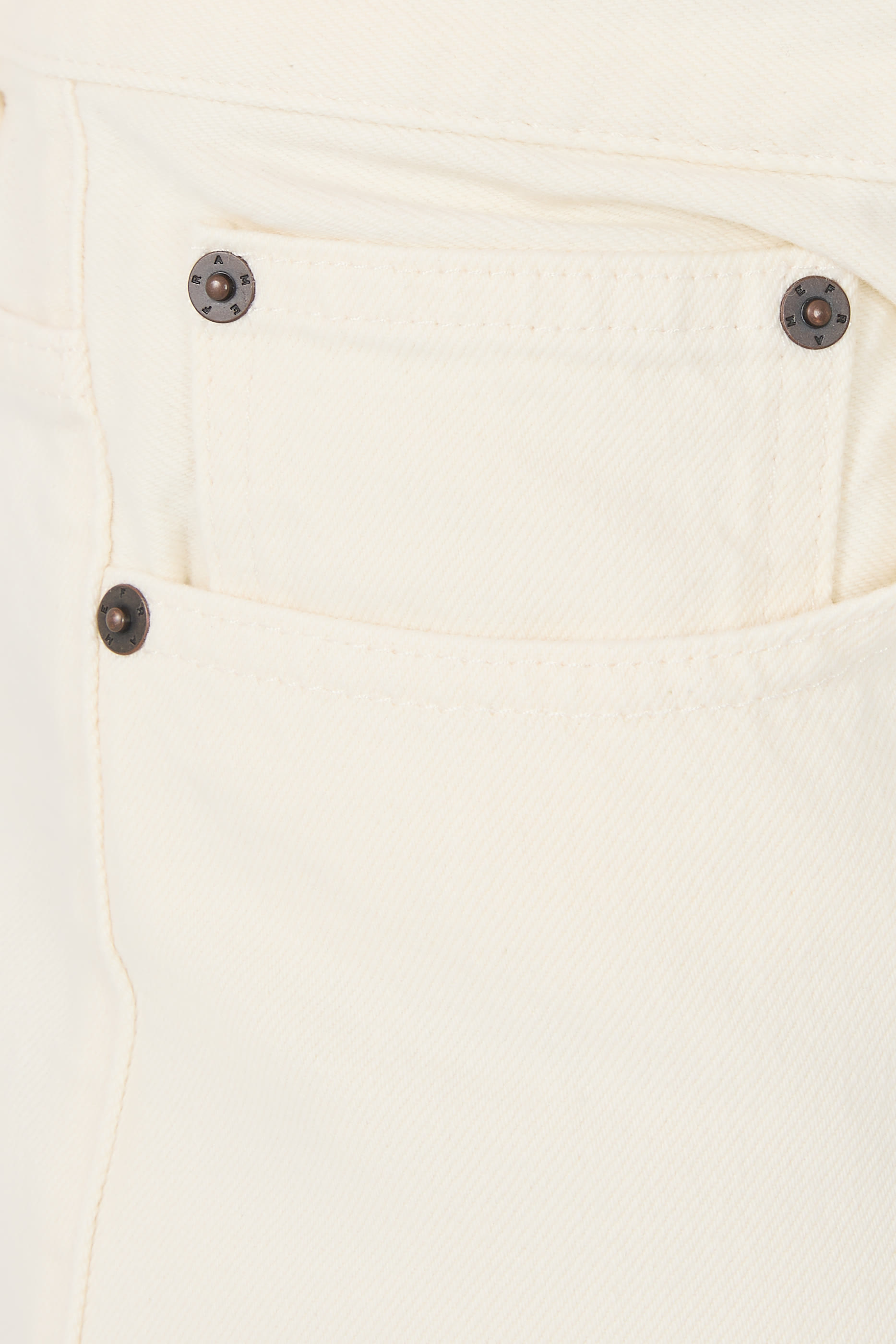 بنطال جينز بقصة ساق مستقيمة