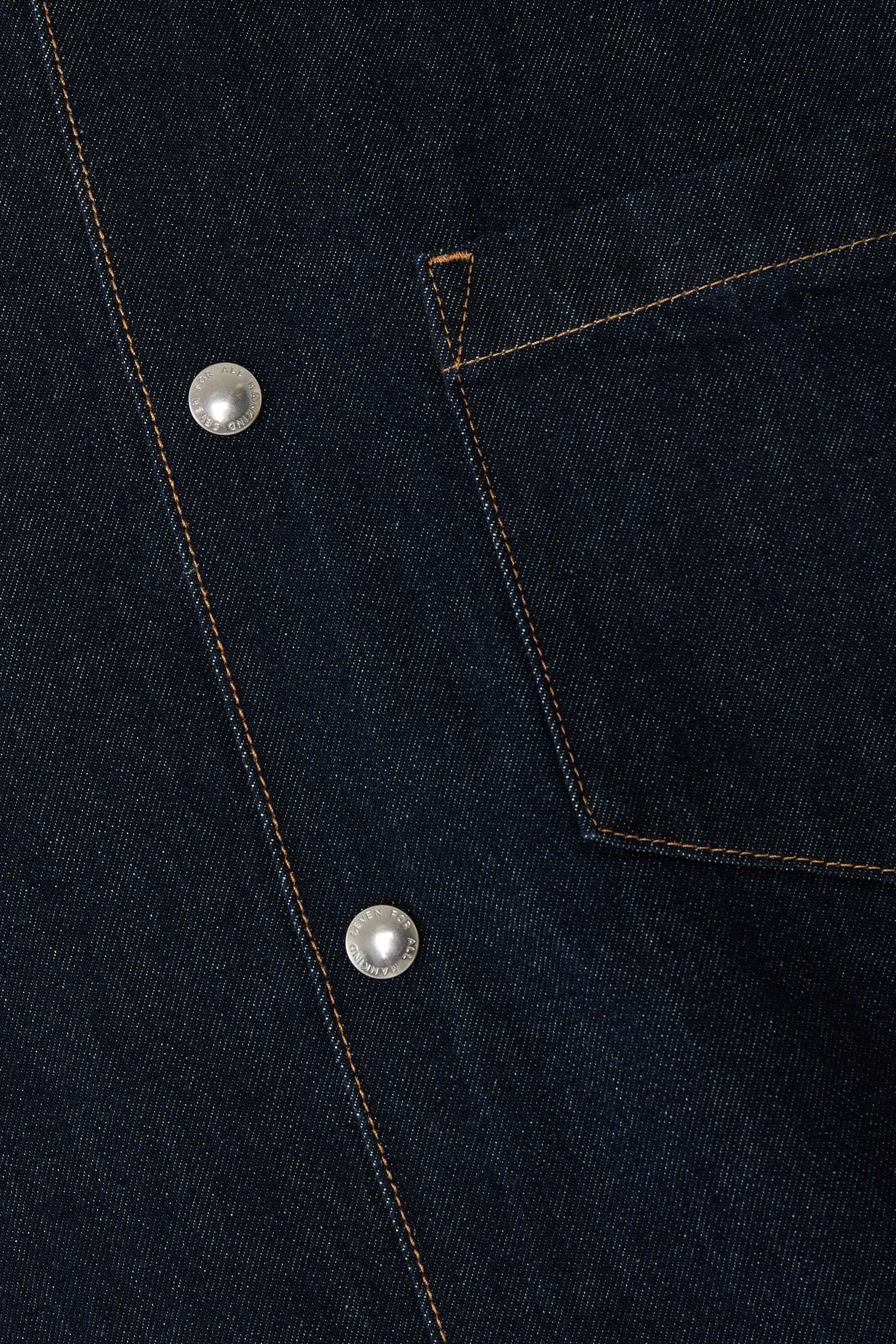 قميص بنمط جاكيت بأكمام طويلة وأزرار