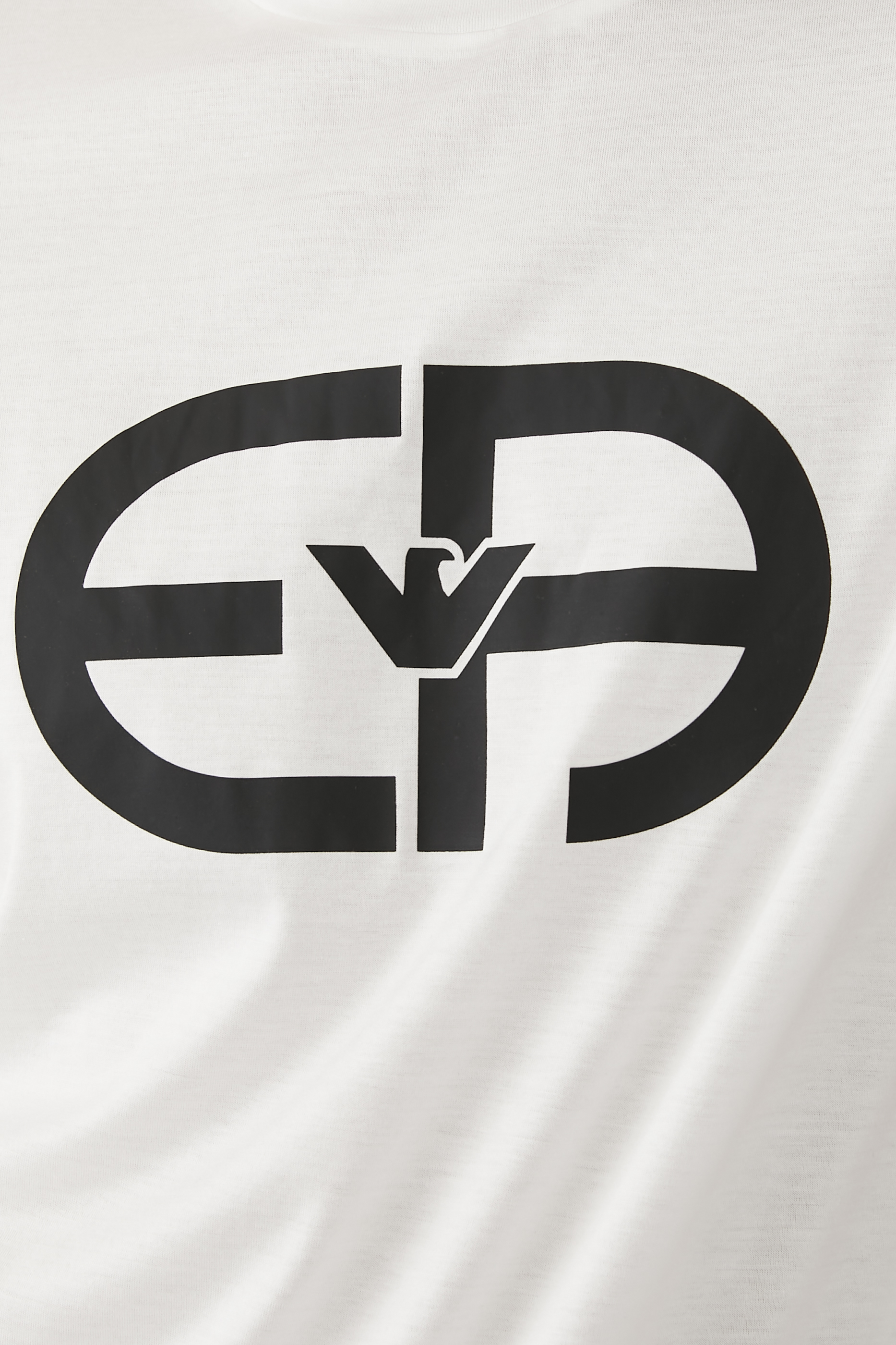 تيشيرت بطبعة شعار الماركة وياقة ضيقة