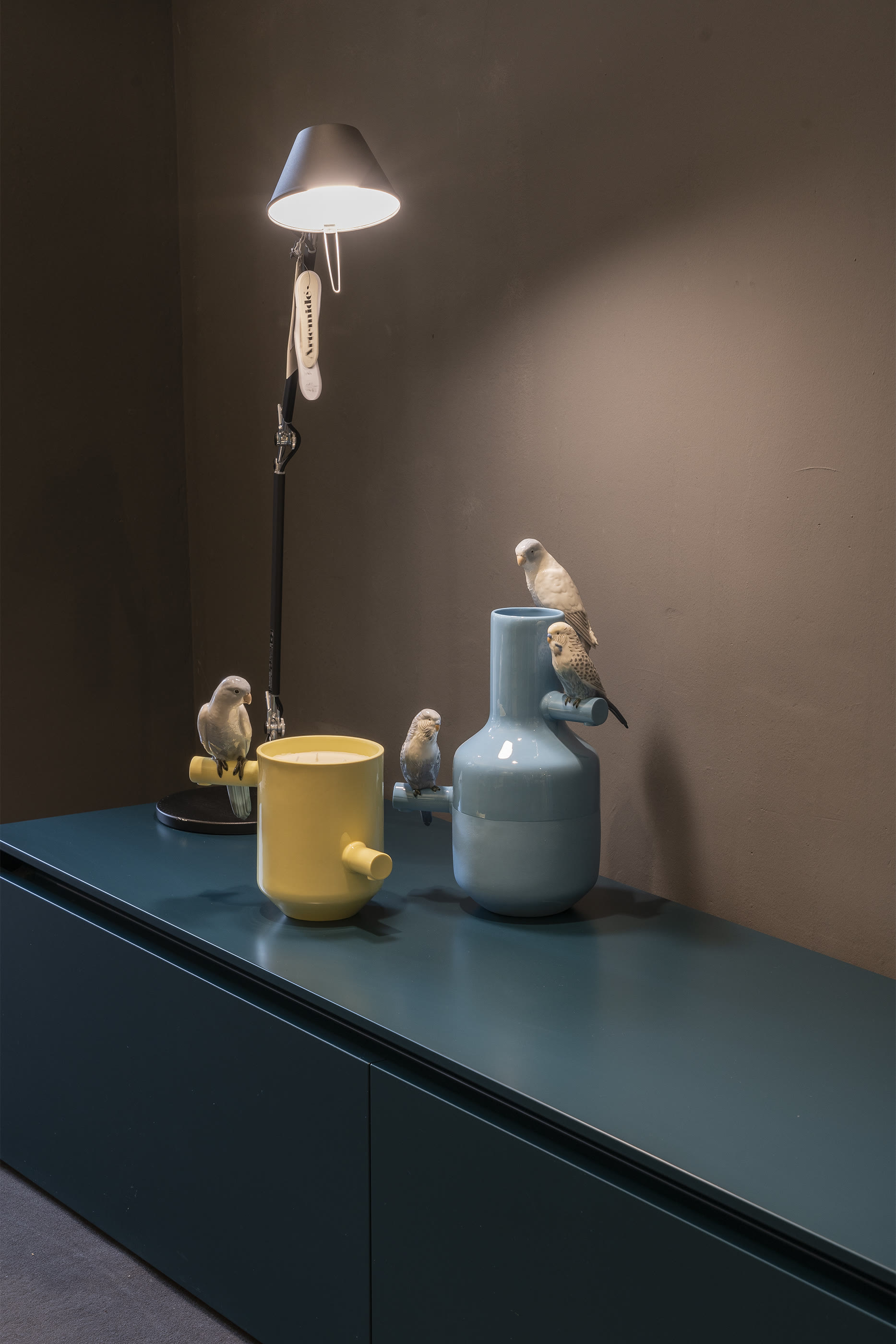 مزهرية مزينة ببغاوات