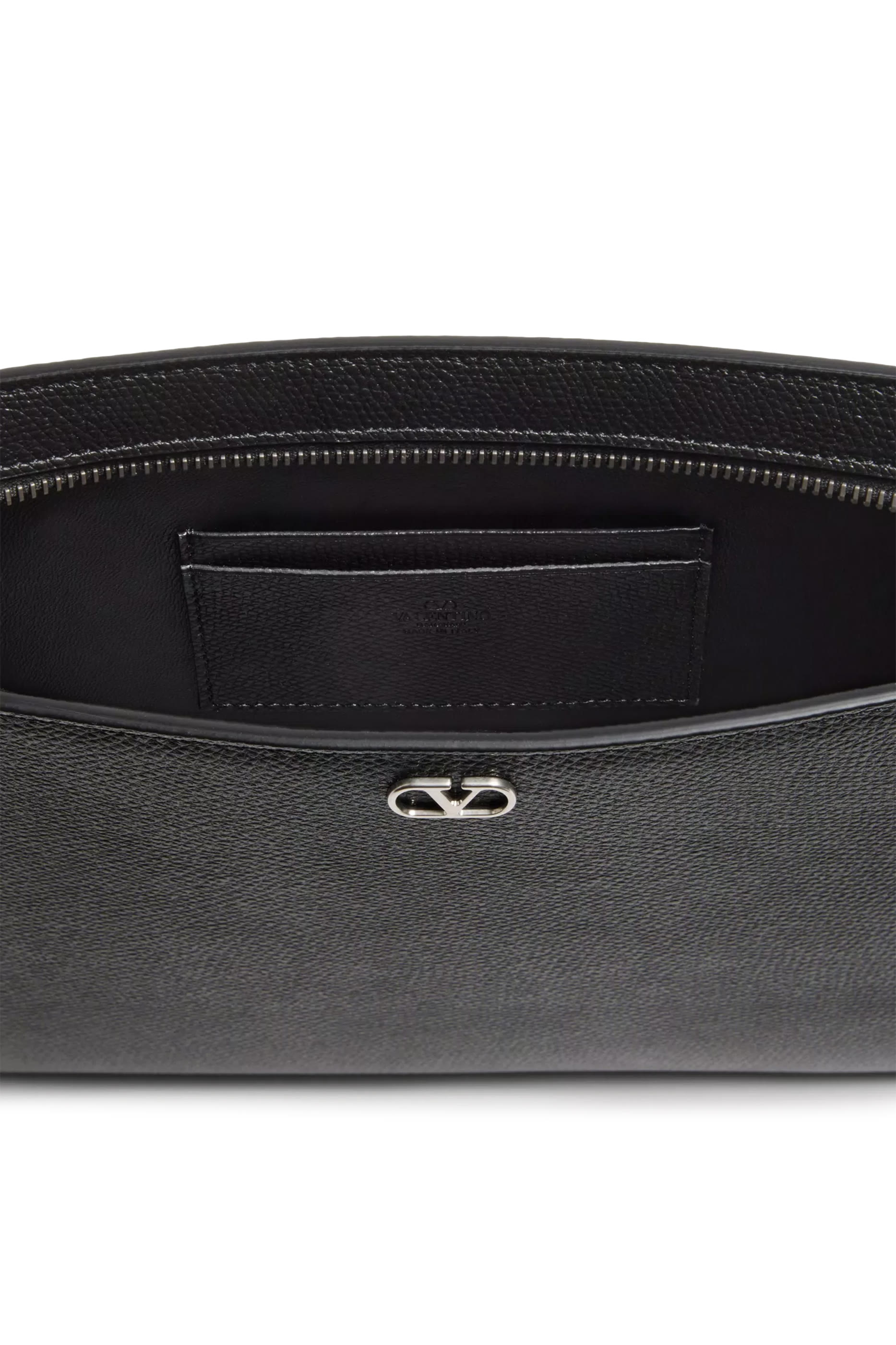 حقيبة صغيرة بشعار الماركة