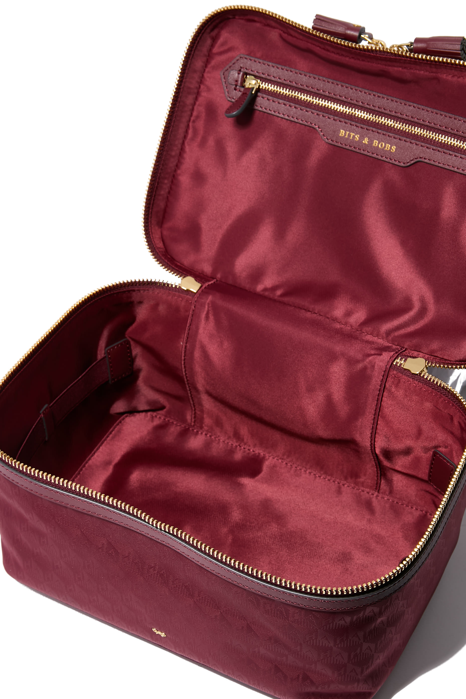 حقيبة مستحضرات تجميل بشعار الماركة