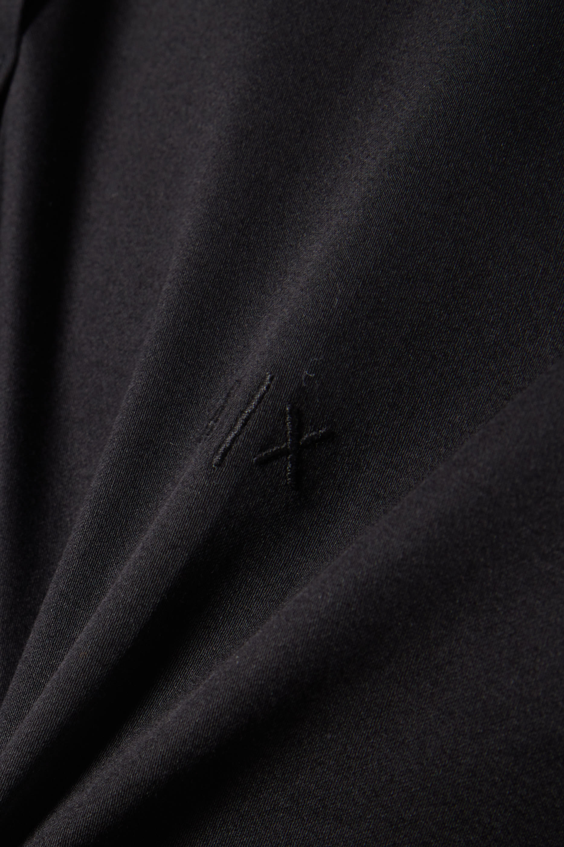 قميص بقصة ضيقة