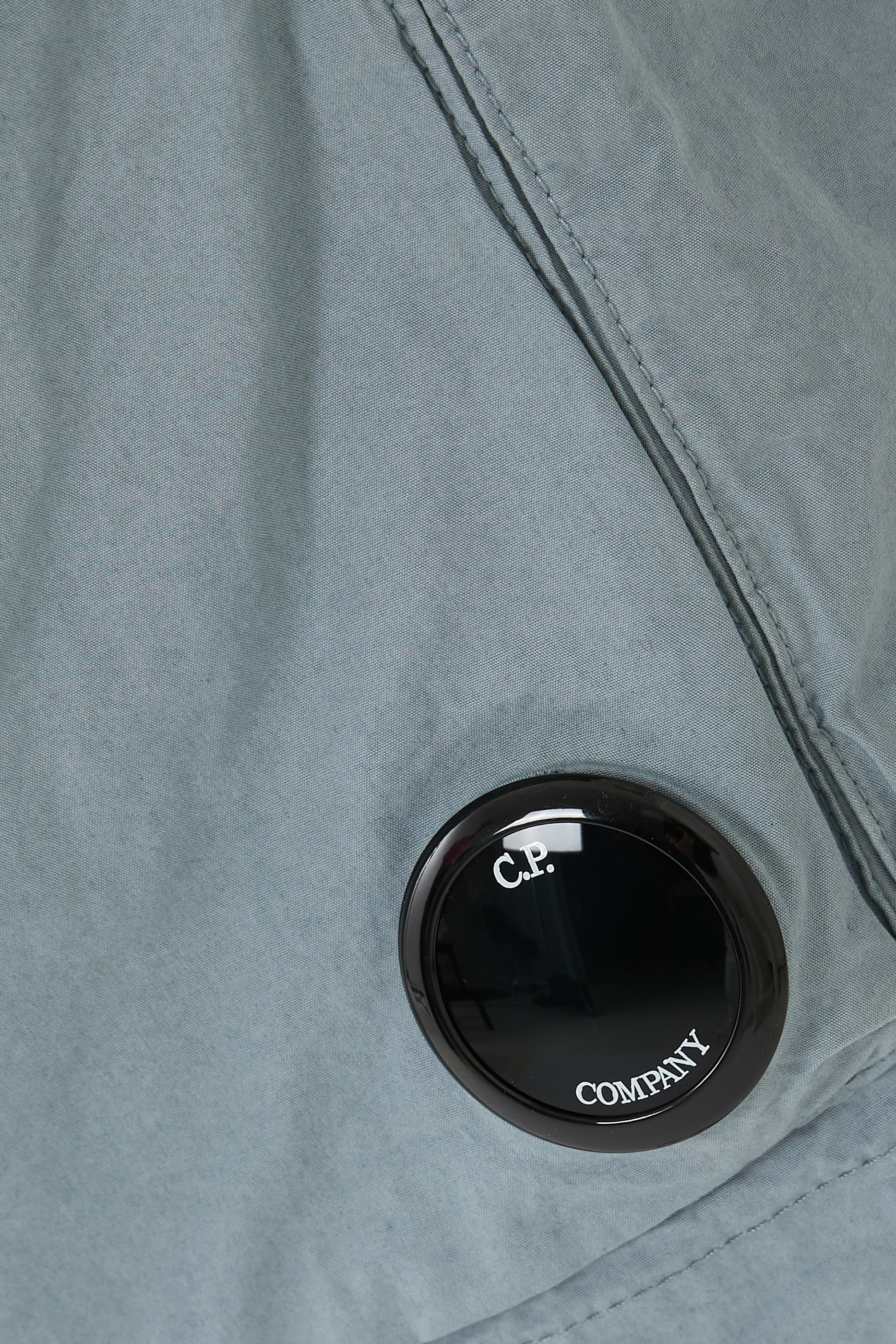 شورت مايكرو-ريبس بقصّة مربعة بحلية العدسة