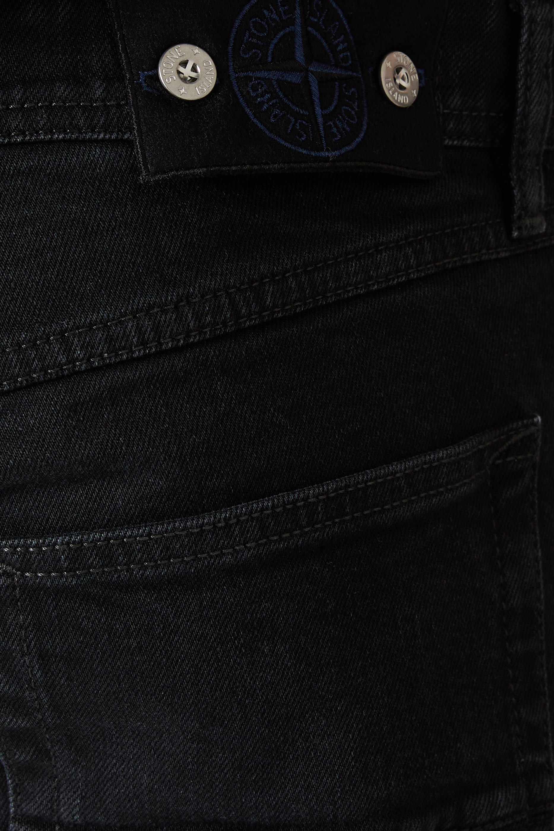 بنطال جينز دنيم بقصة ضيقة