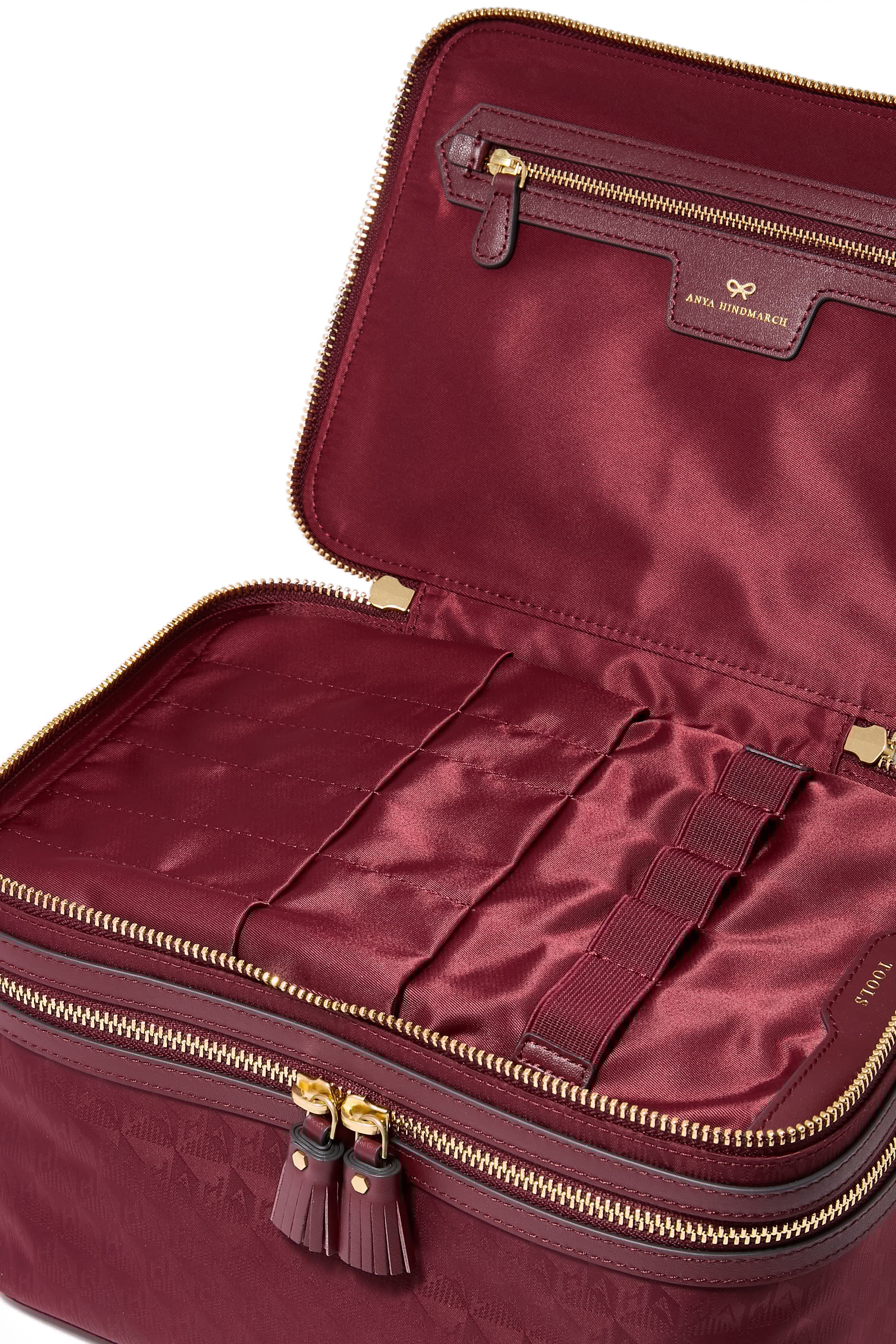 حقيبة مستحضرات تجميل بشعار الماركة