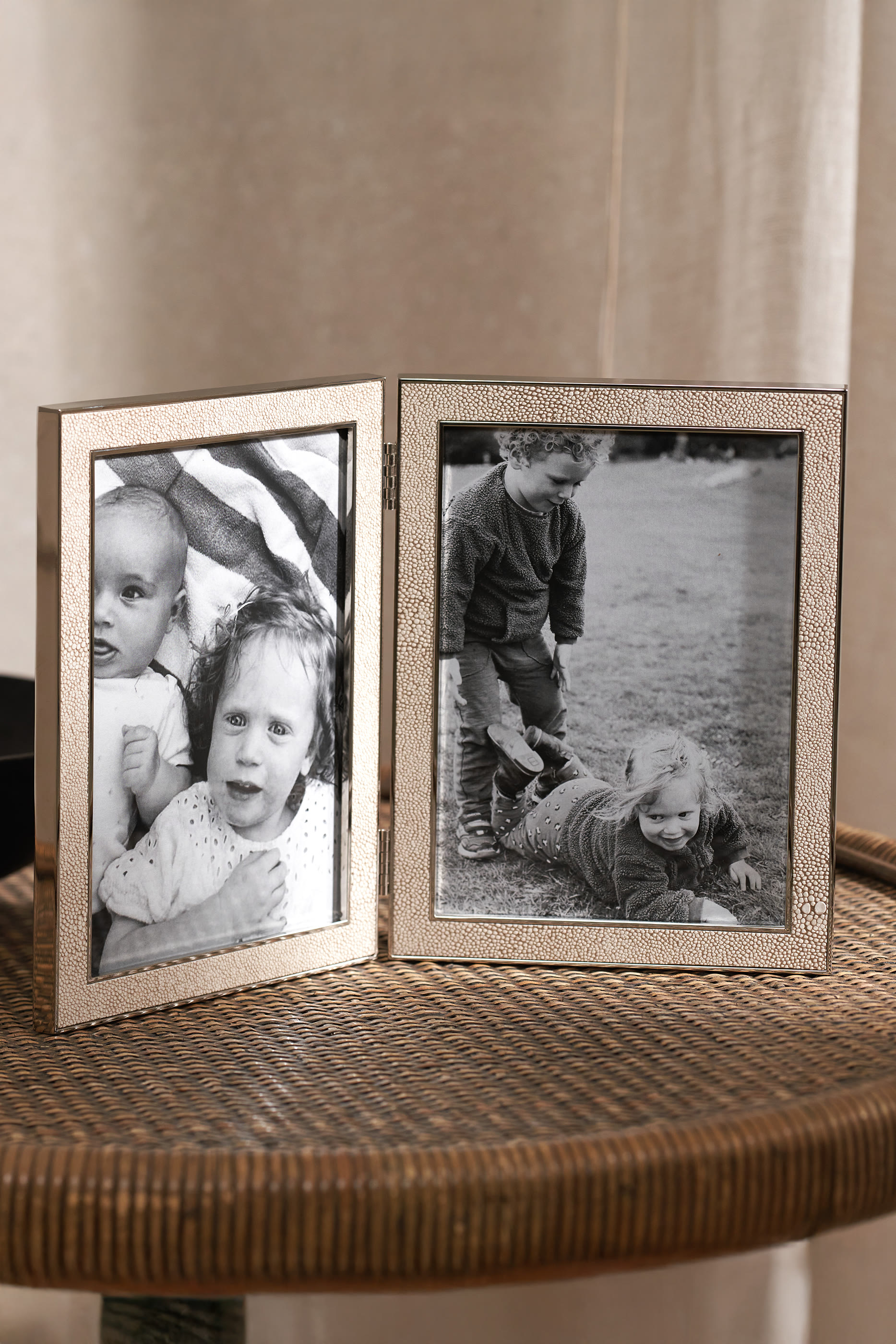 إطار صور كلاسيك مزدوج مفصلي بملمس بارز