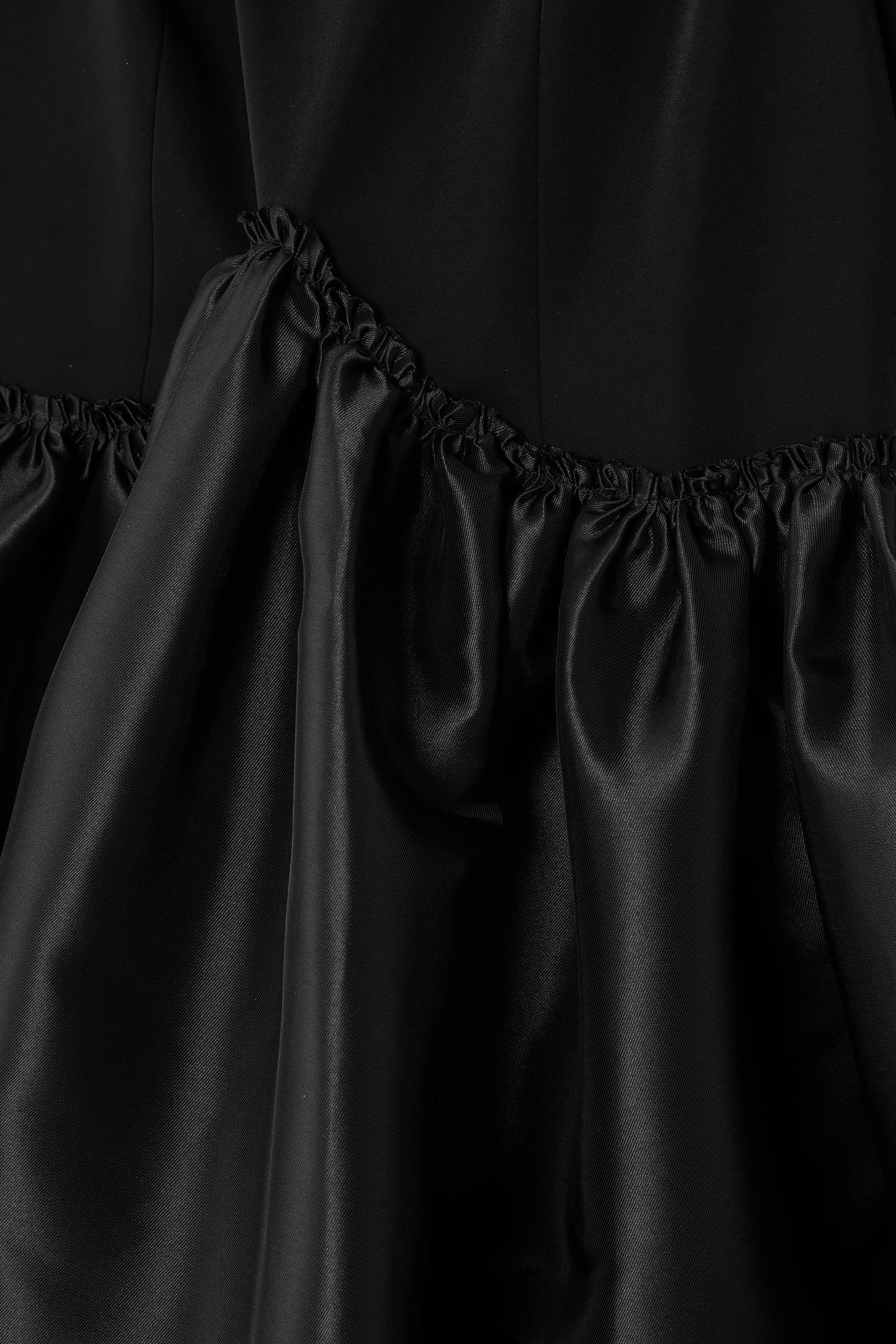 فستان سهرة بلا حمالات بحافة واسعة