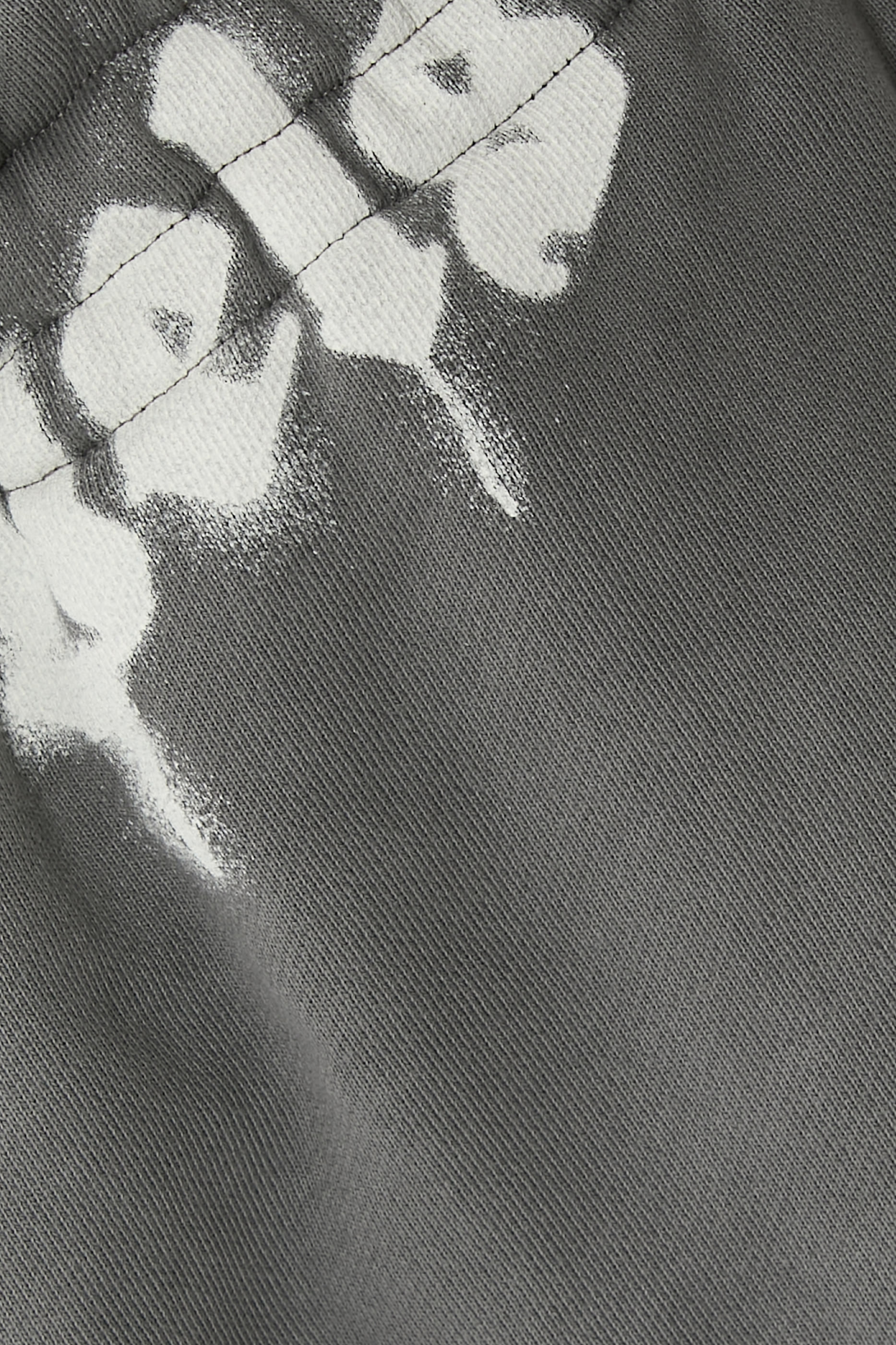 شورت رياضي بشعار الماركة على الخصر