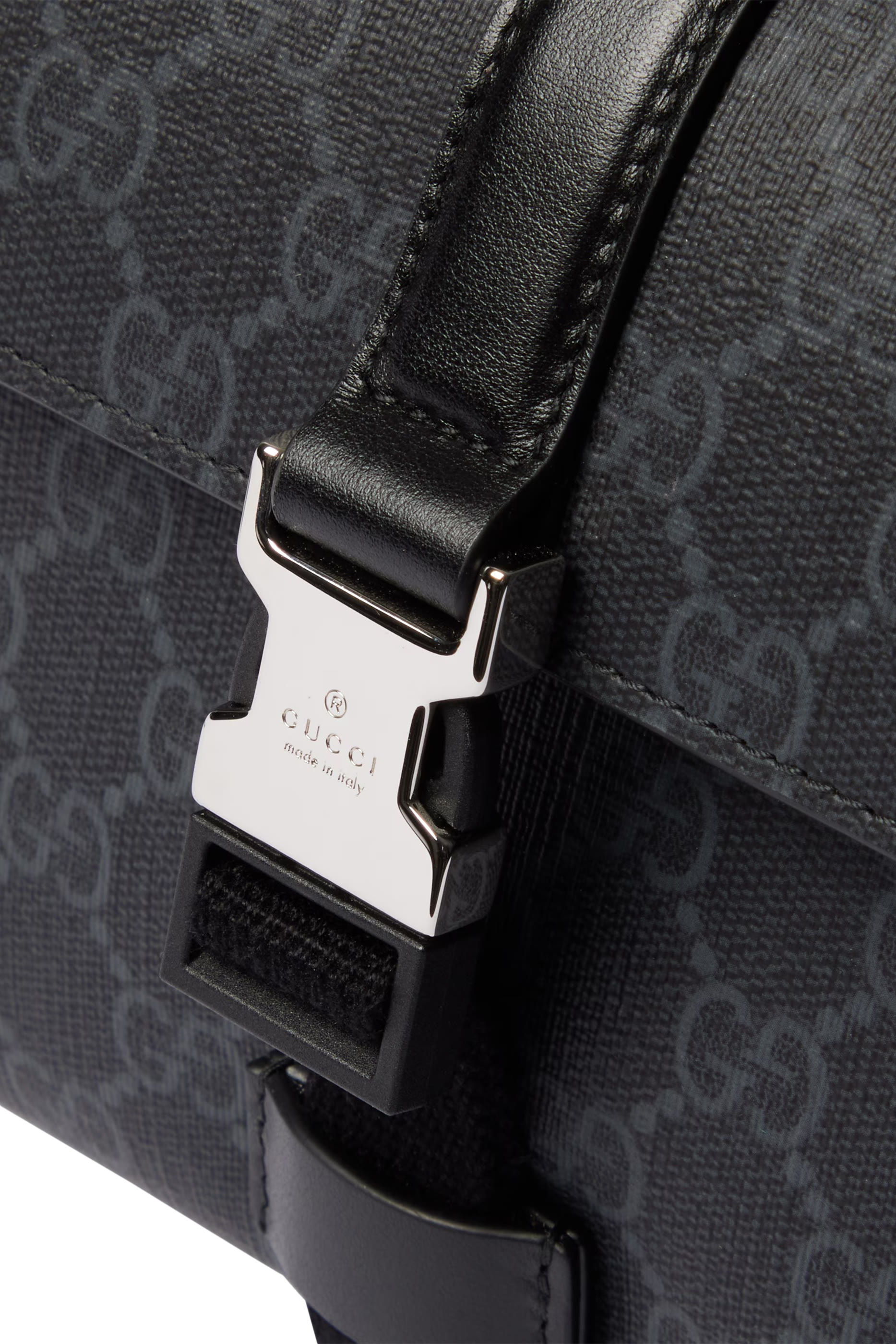 حقيبة بشعار الماركة صغيرة جدا