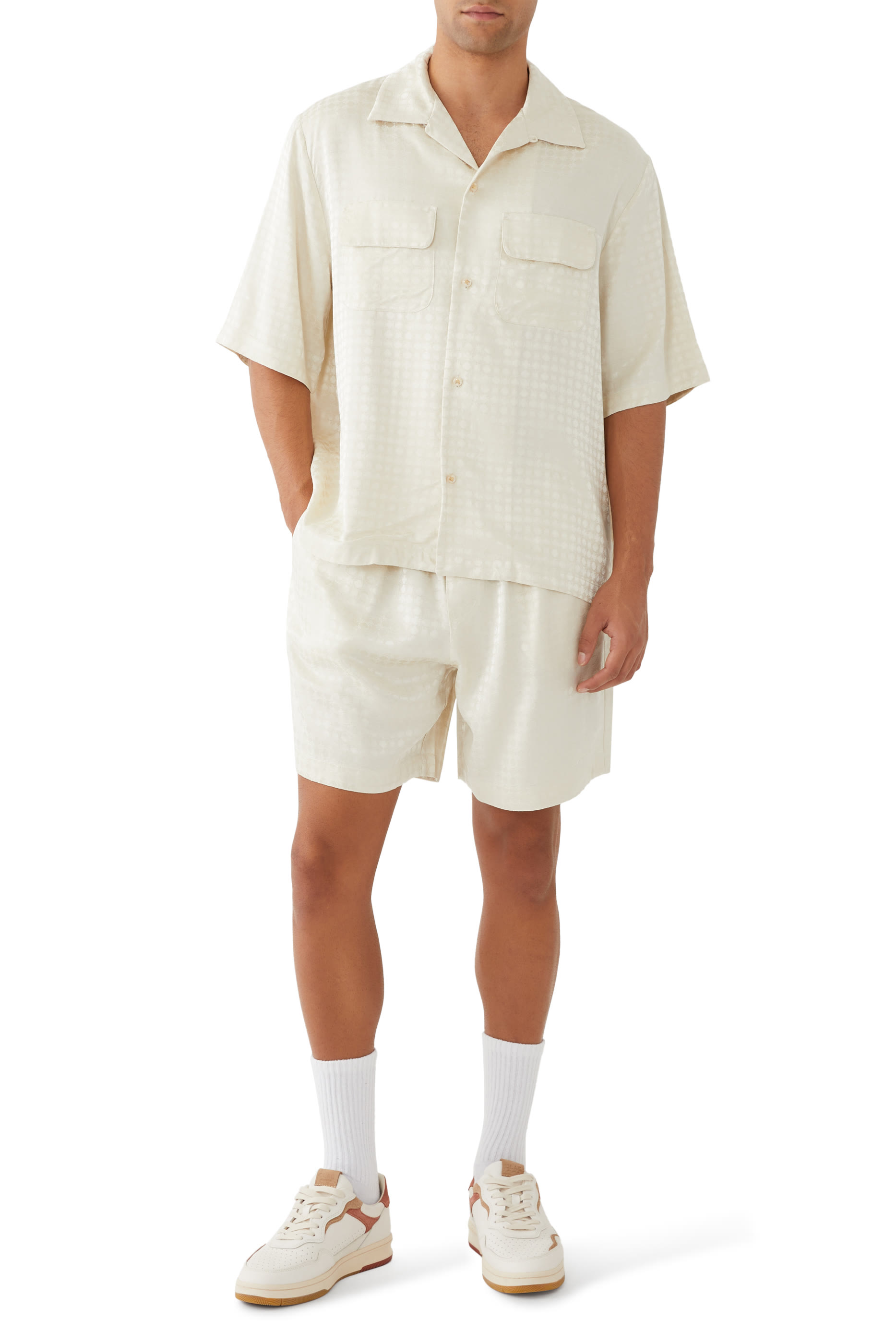 شورت بشعار الماركة ونقشة مربعات جاكار