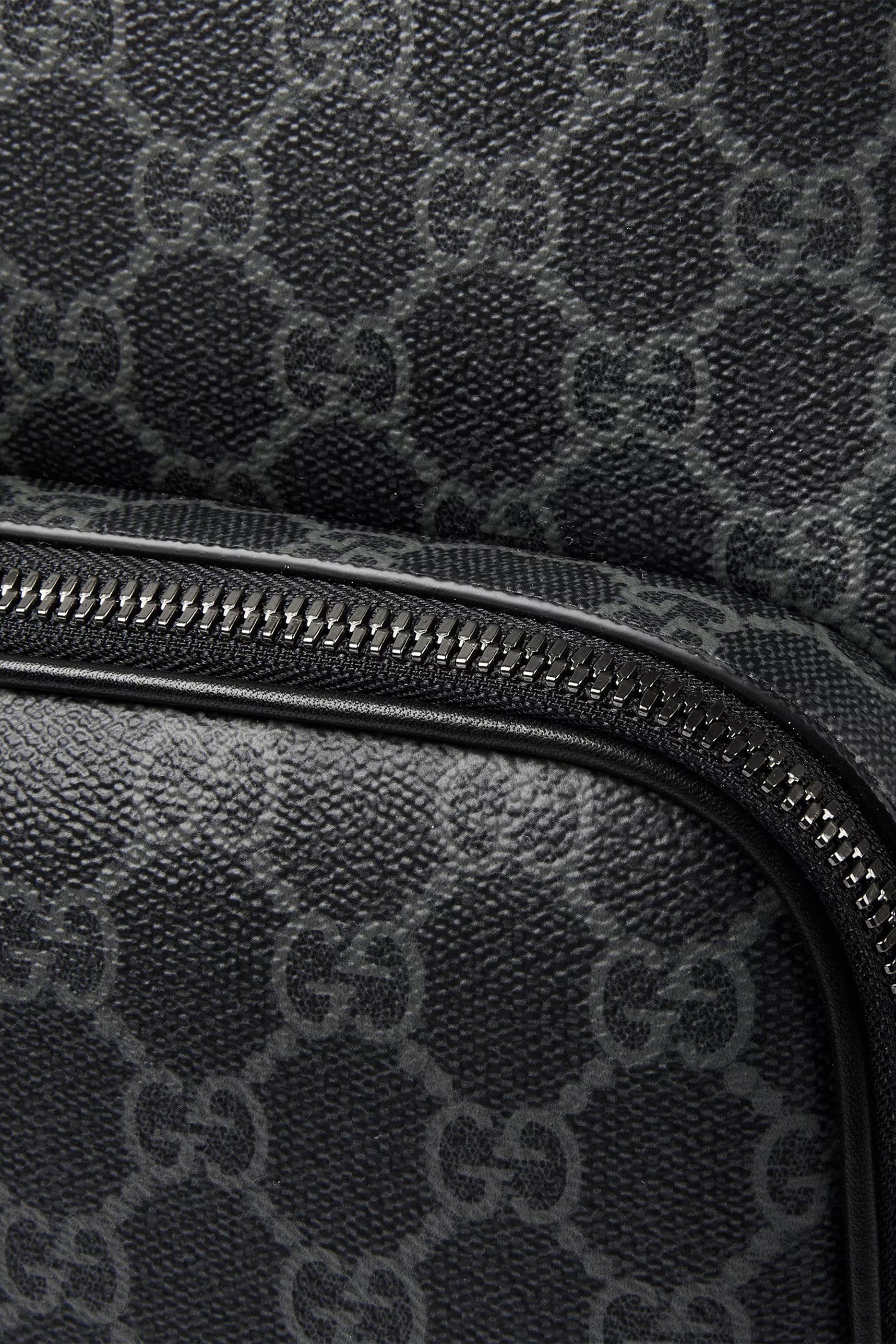 حقيبة ظهر متوسطة بشعار الماركة