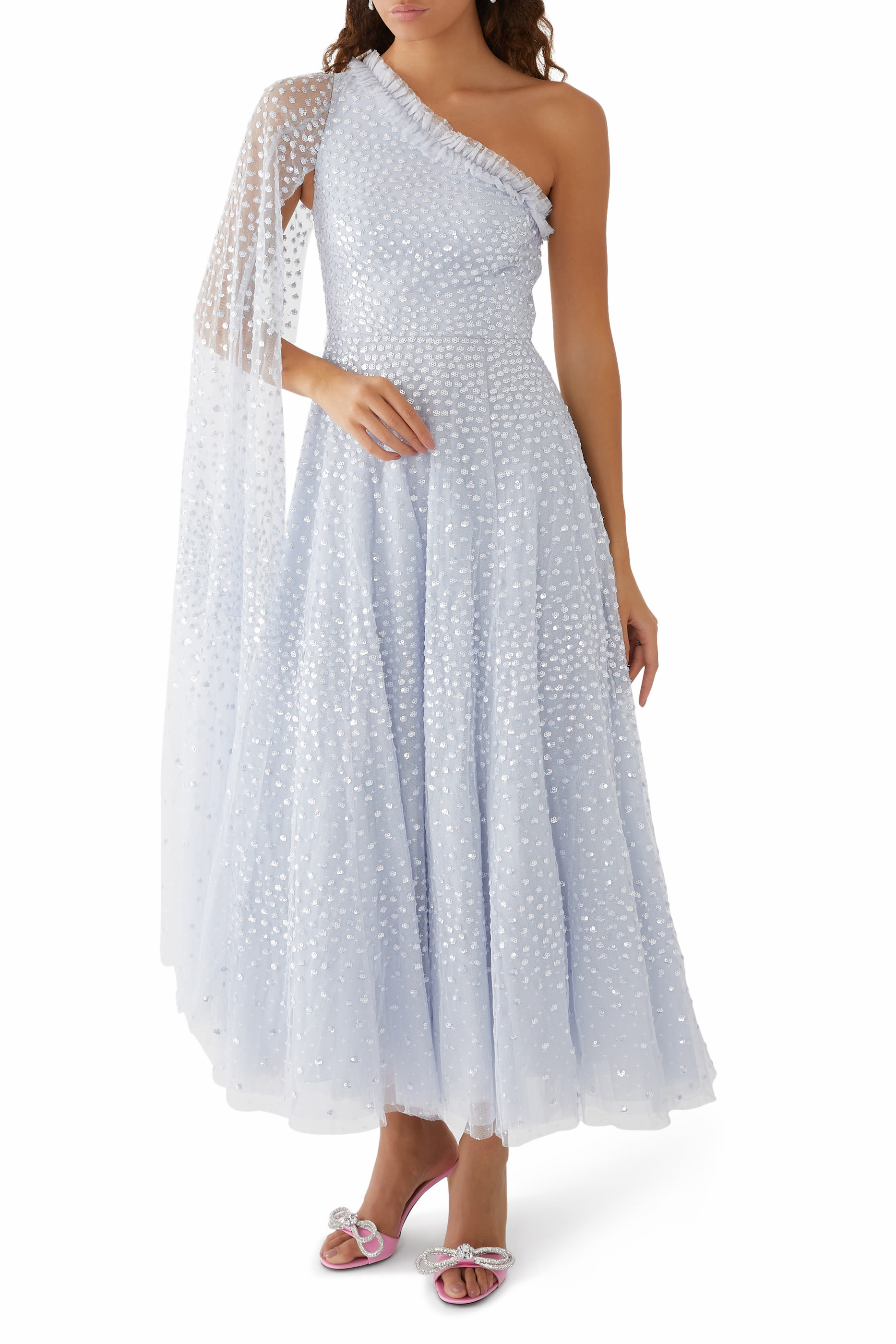 فستان سهرة بطول الكاحل وكتف واحد مكشوف بنقشة نقاط متناثرة