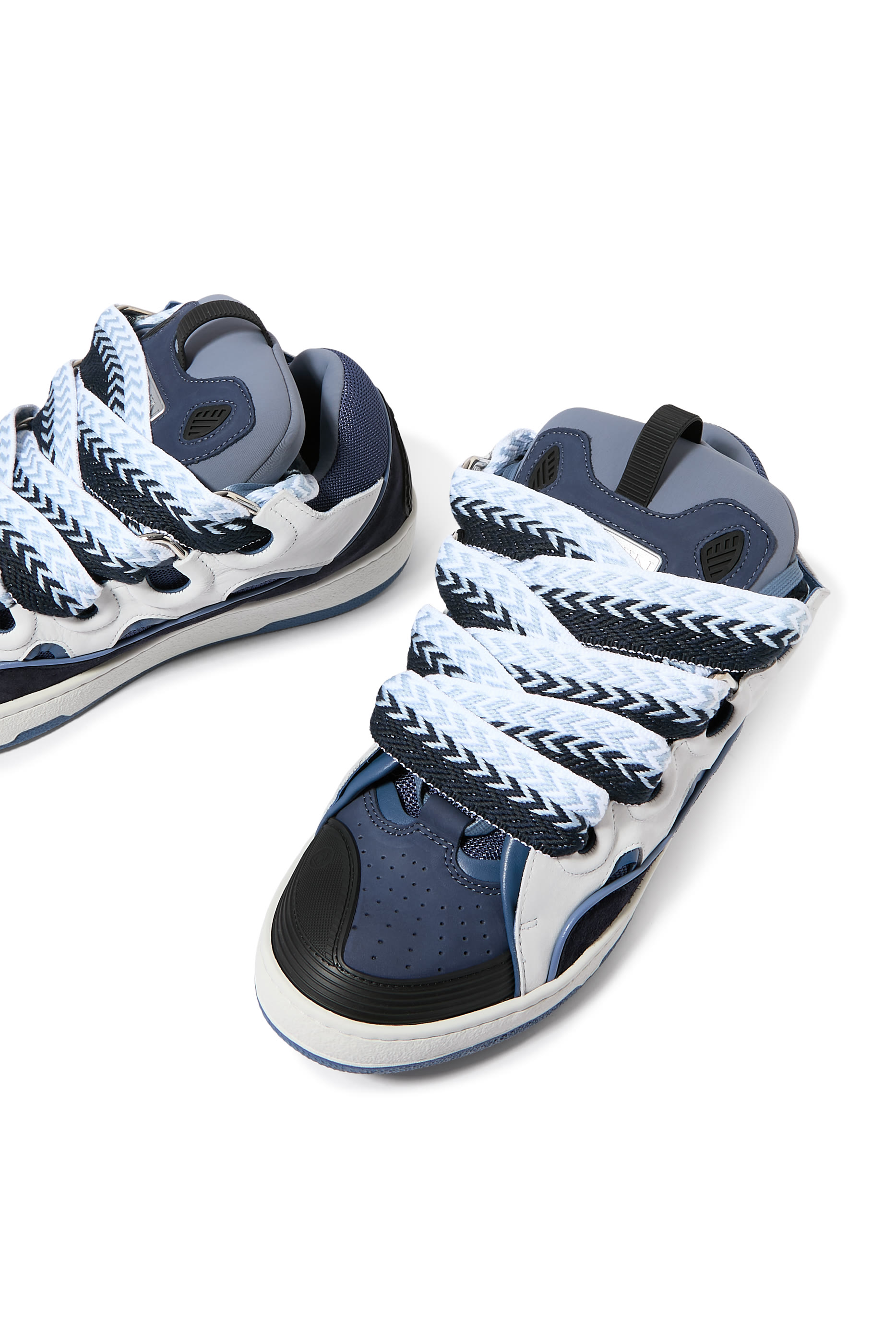 سنيكرز كيرب جلد