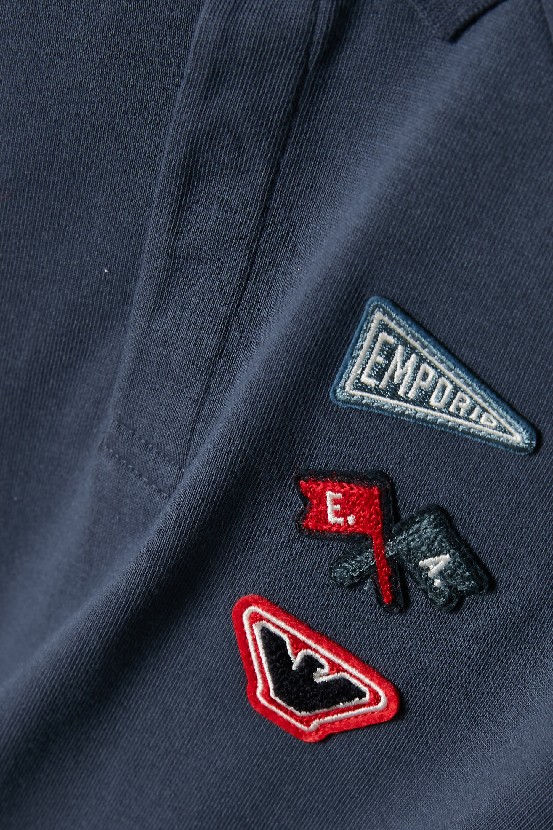 قميص بولو بشعار الماركة للأطفال