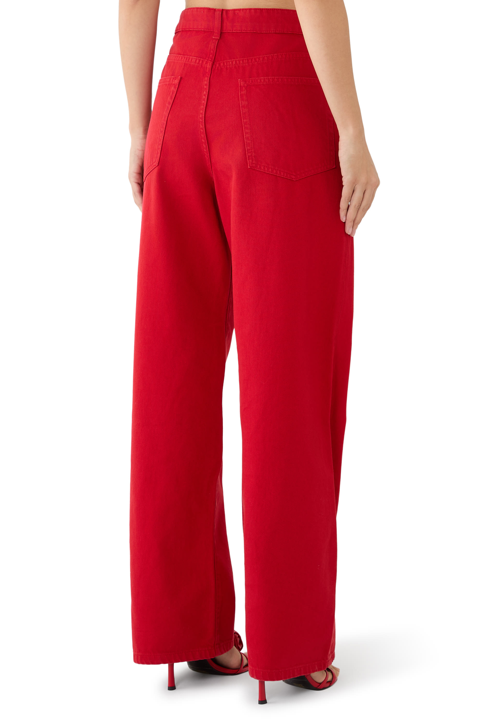 بنطال جينز بقصة فضفاضة وشعار الماركة