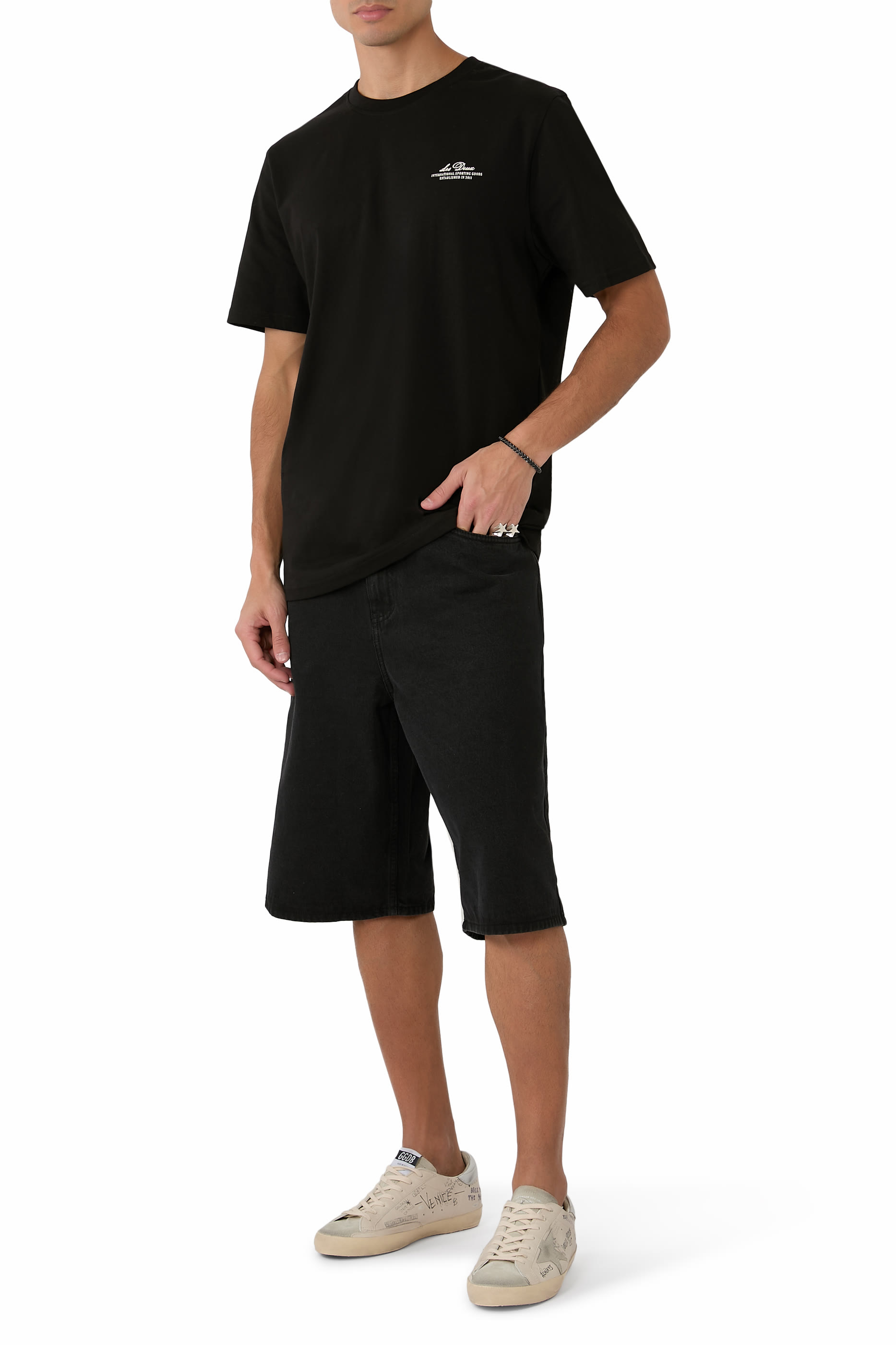 بنطال جينز دينم واسع للغاية بتفاصيل خياطة بارزة