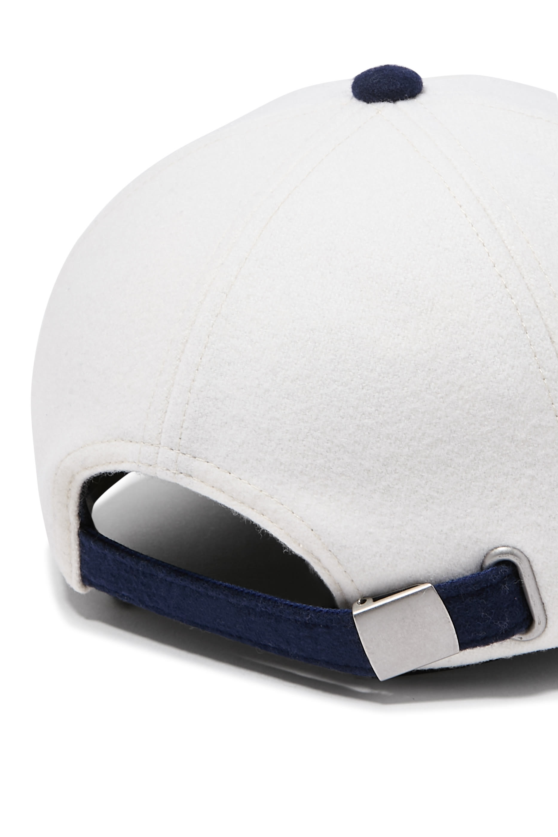 كاب مزين بحروف شعار الماركة صوف