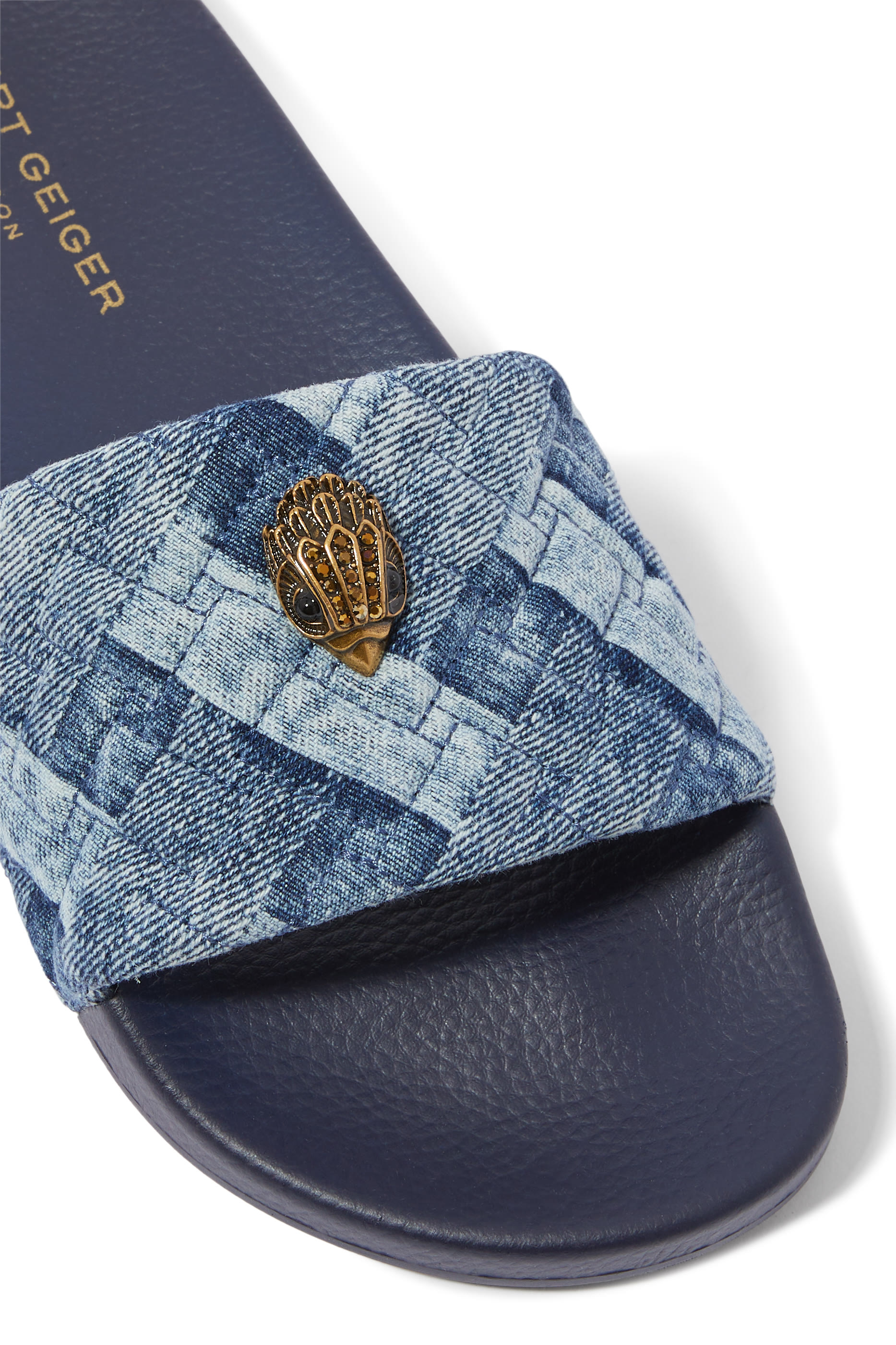 حذاء مينا بشعار الماركة