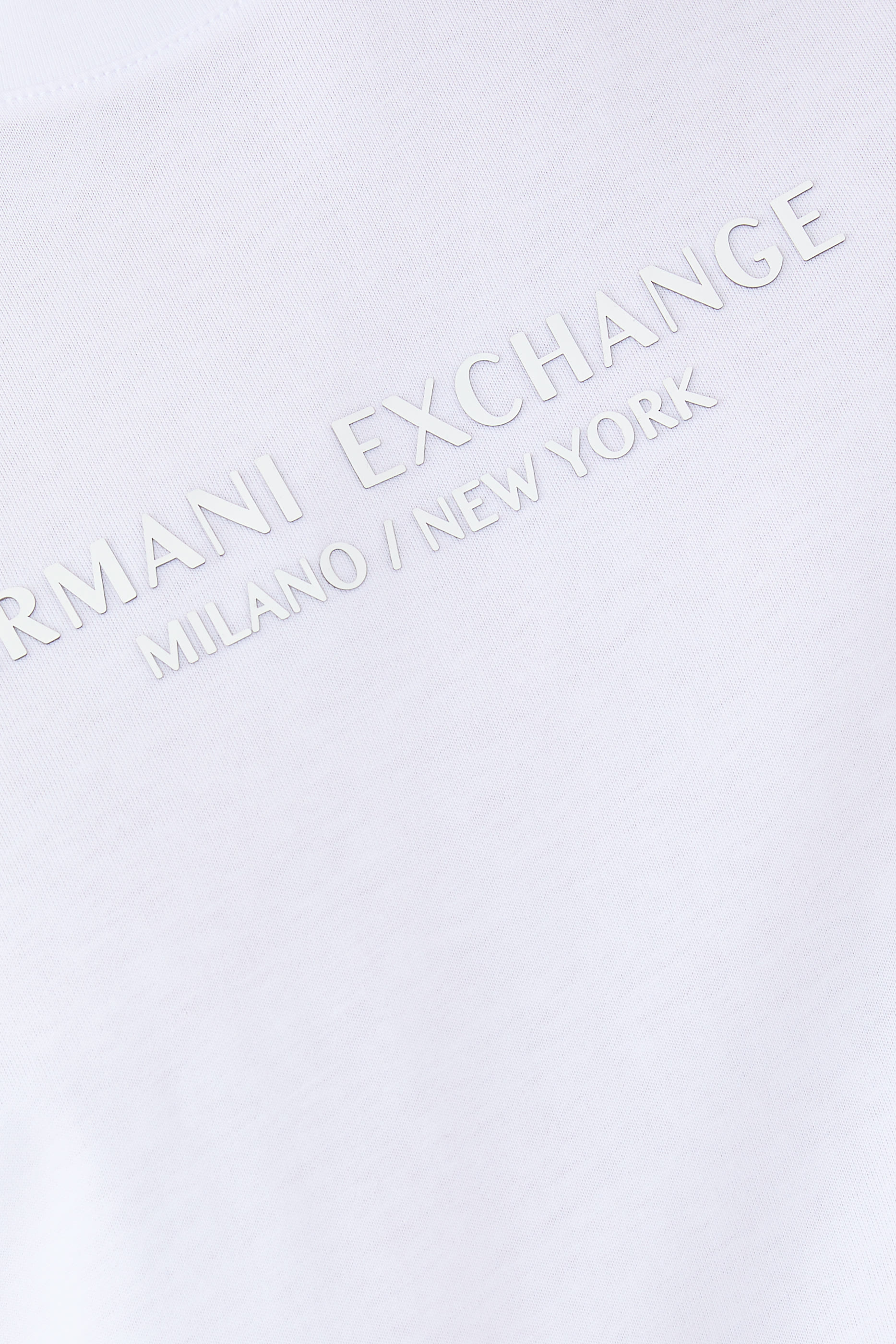 تيشيرت بشعار الماركة بقصة عادية