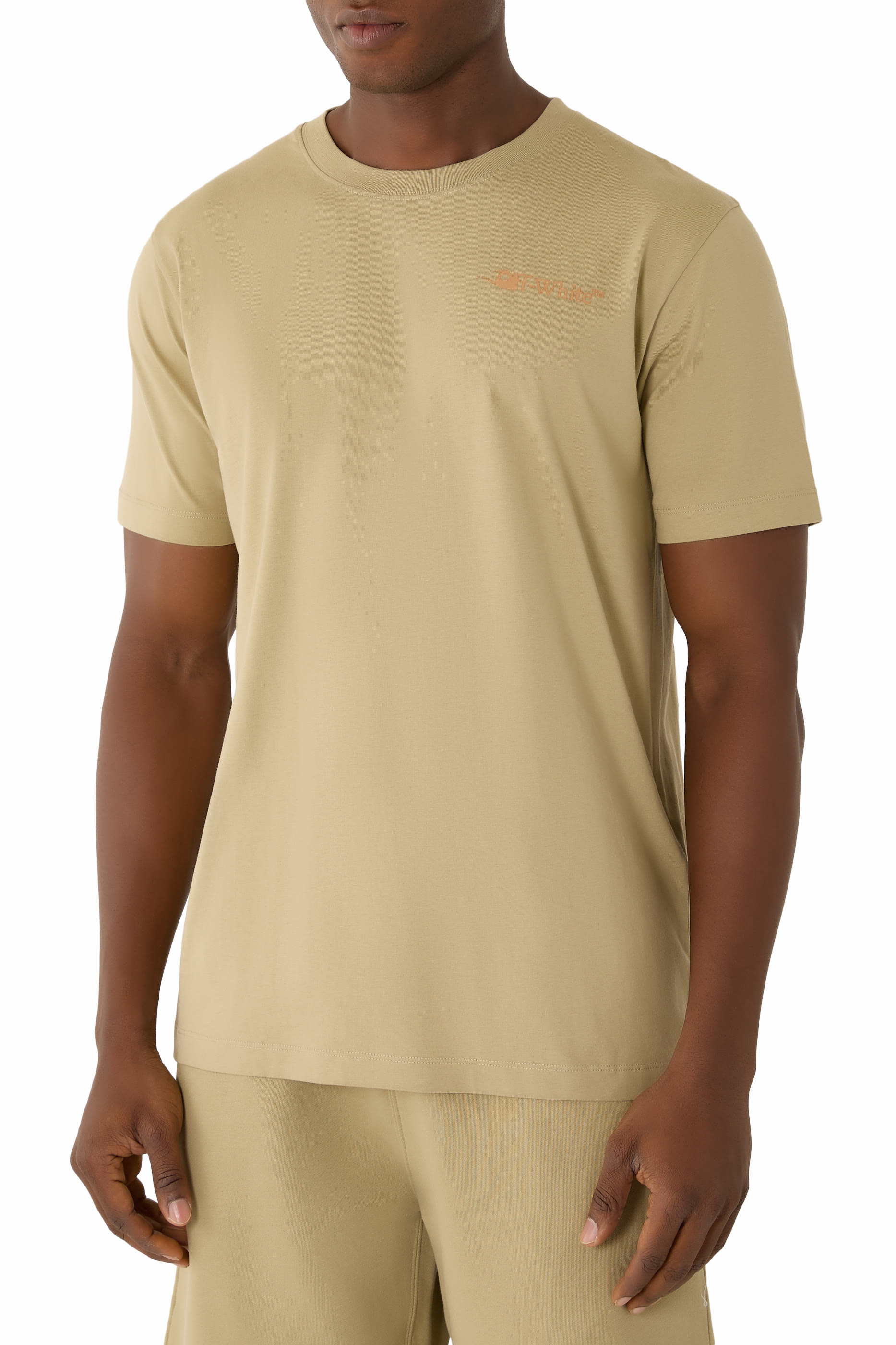 تيشيرت بقصة ضيقة مزين بشعار الماركة