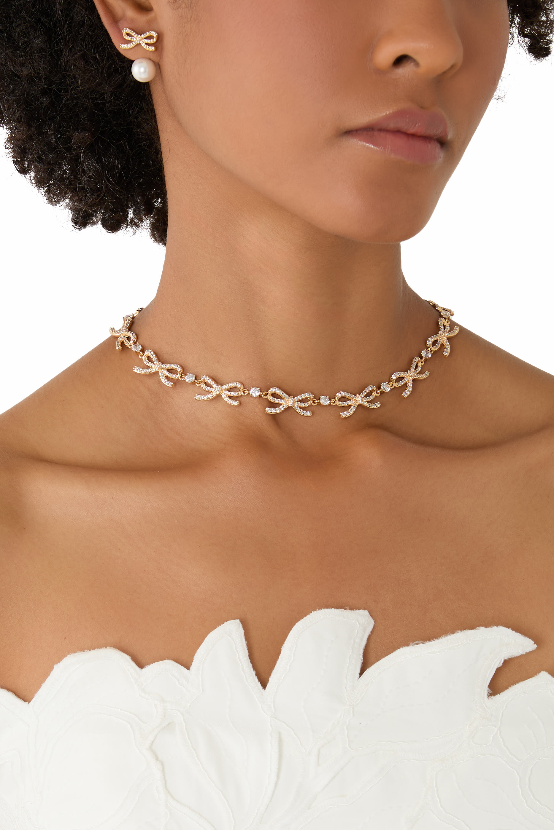 قلادة مزينة بفيونكات مرصعة بكريستال