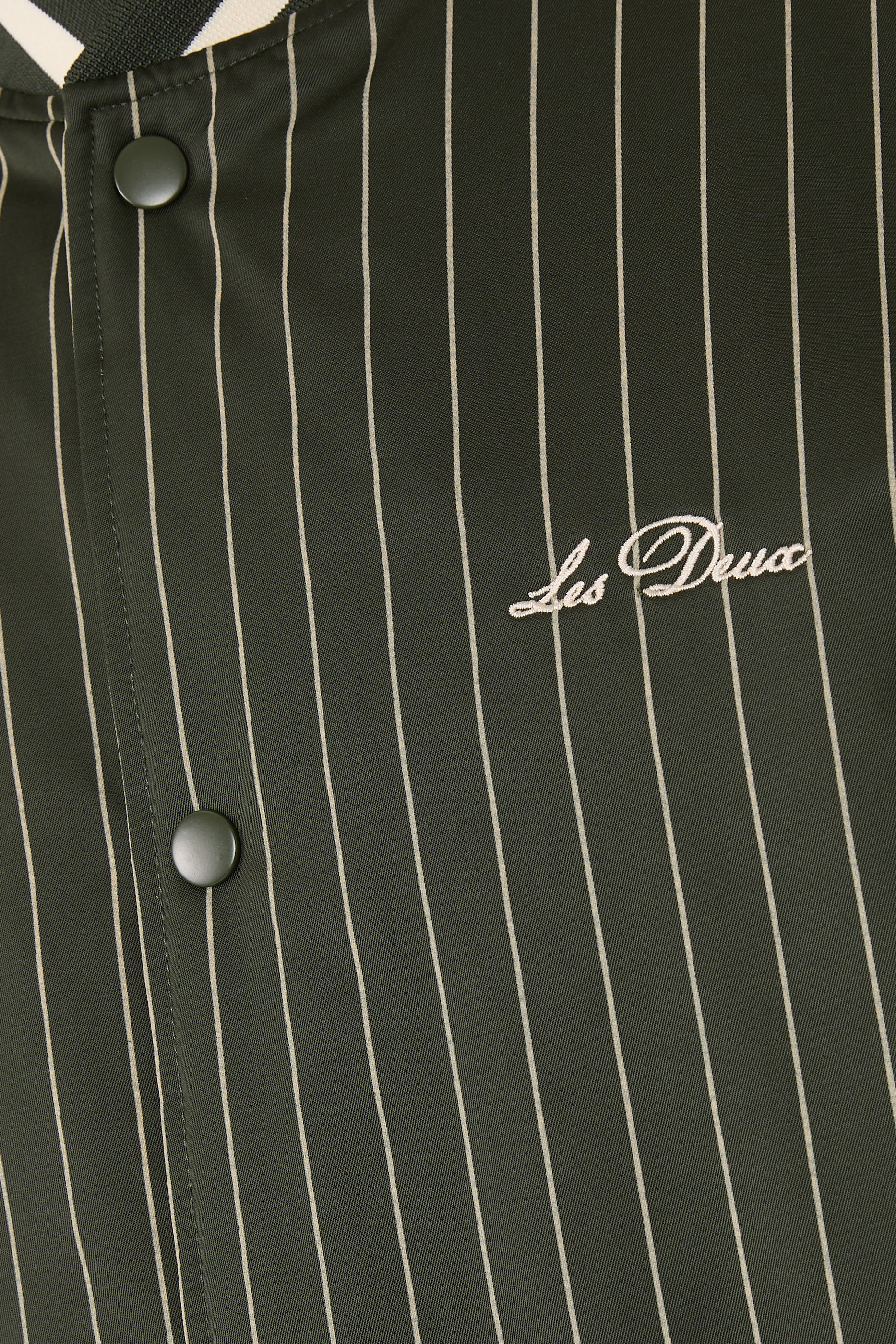 جاكيت مخطط بتصميم جامعي قماش معالج