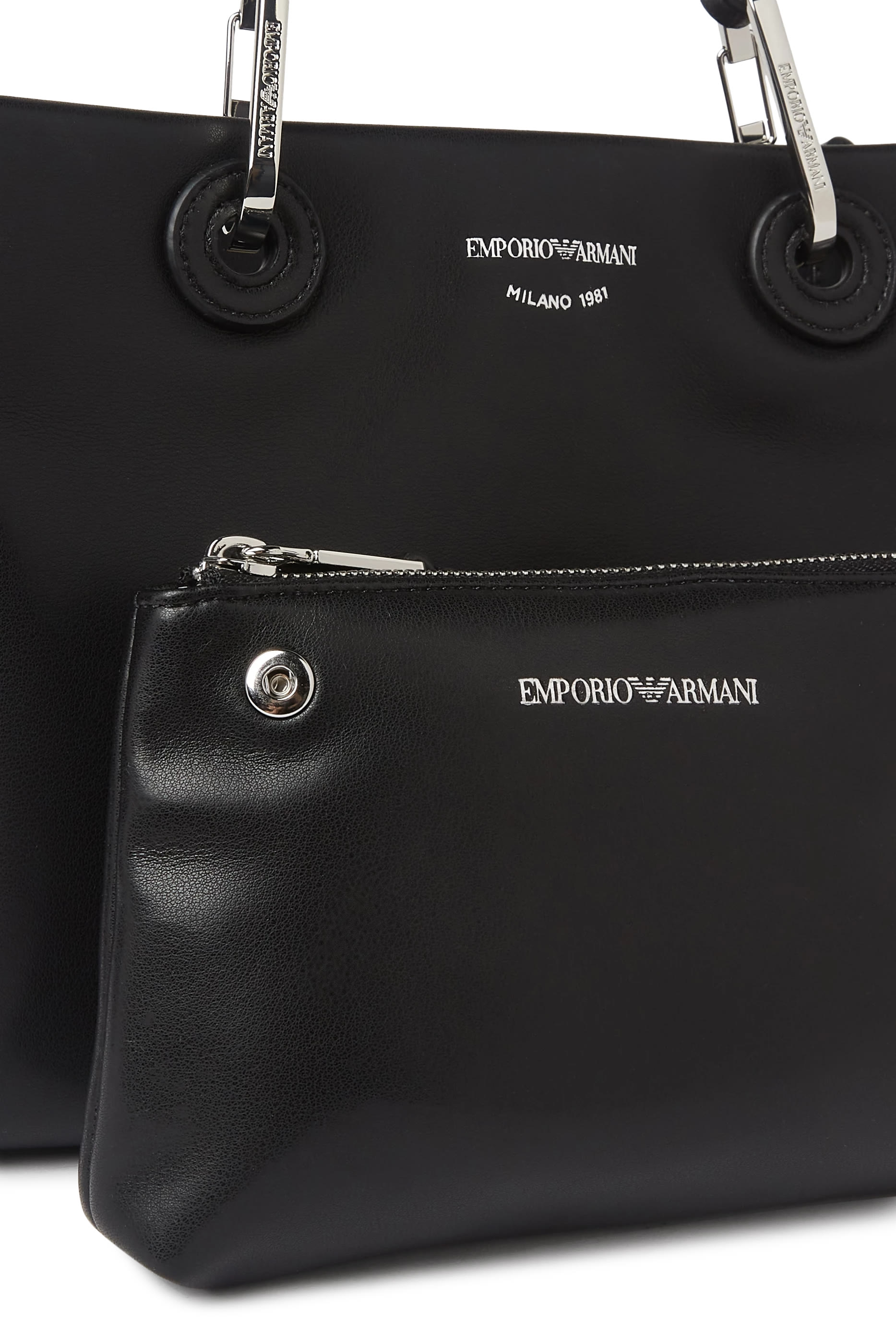 حقيبة يد بشعار الماركة