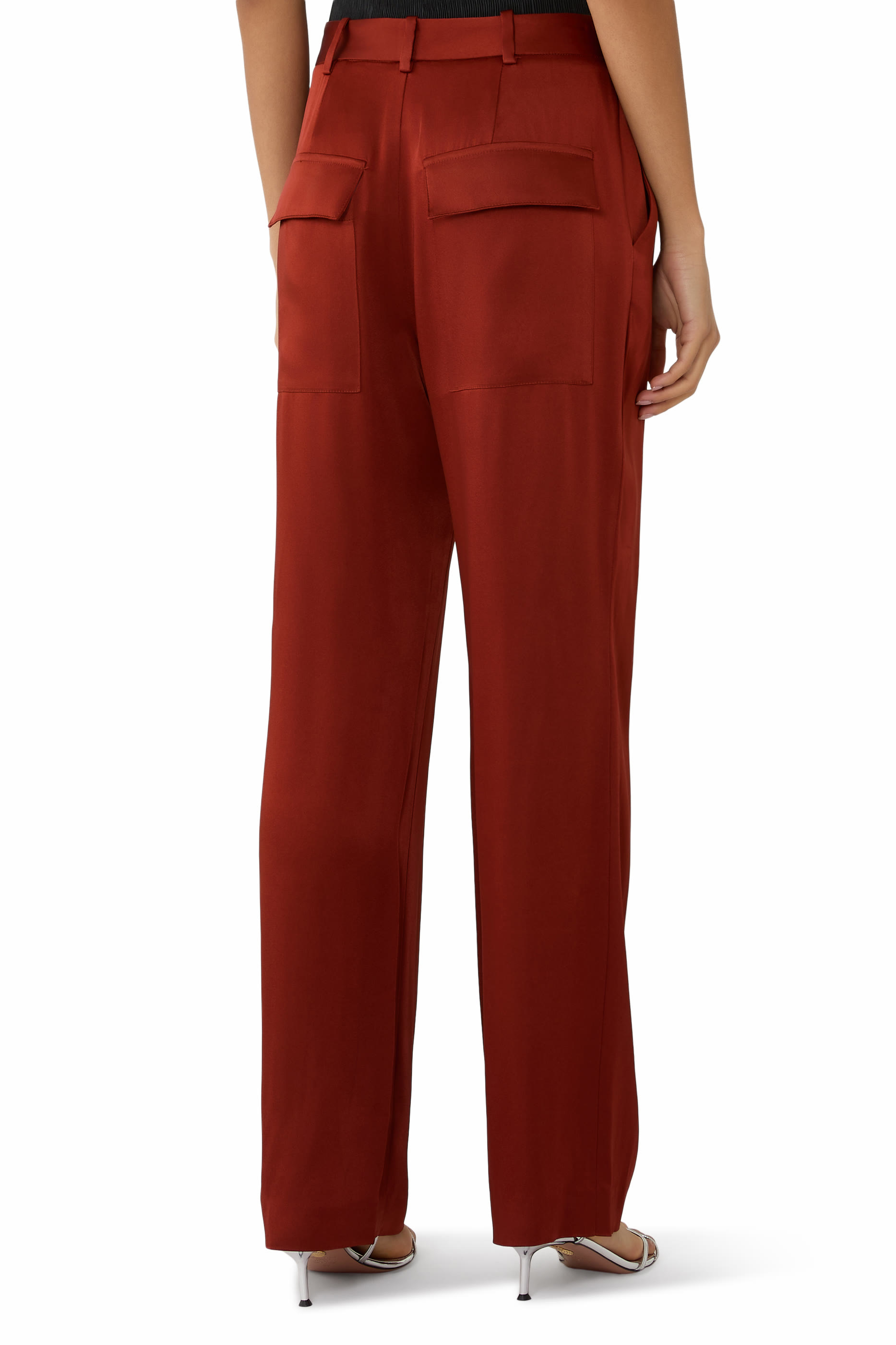 بنطال بطيات وقصة ضيقة من الأسفل ستان