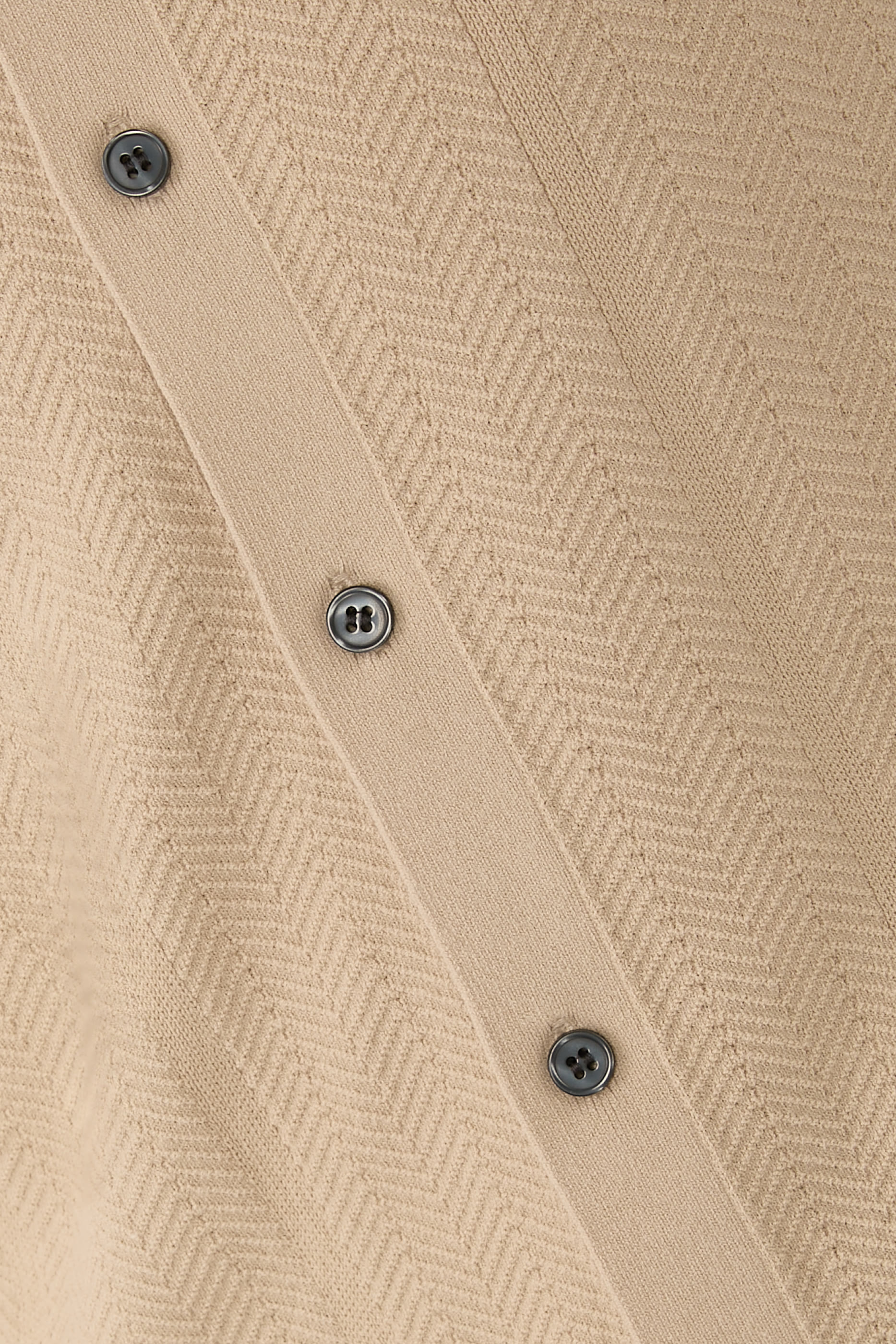 قميص بياقة مطوية