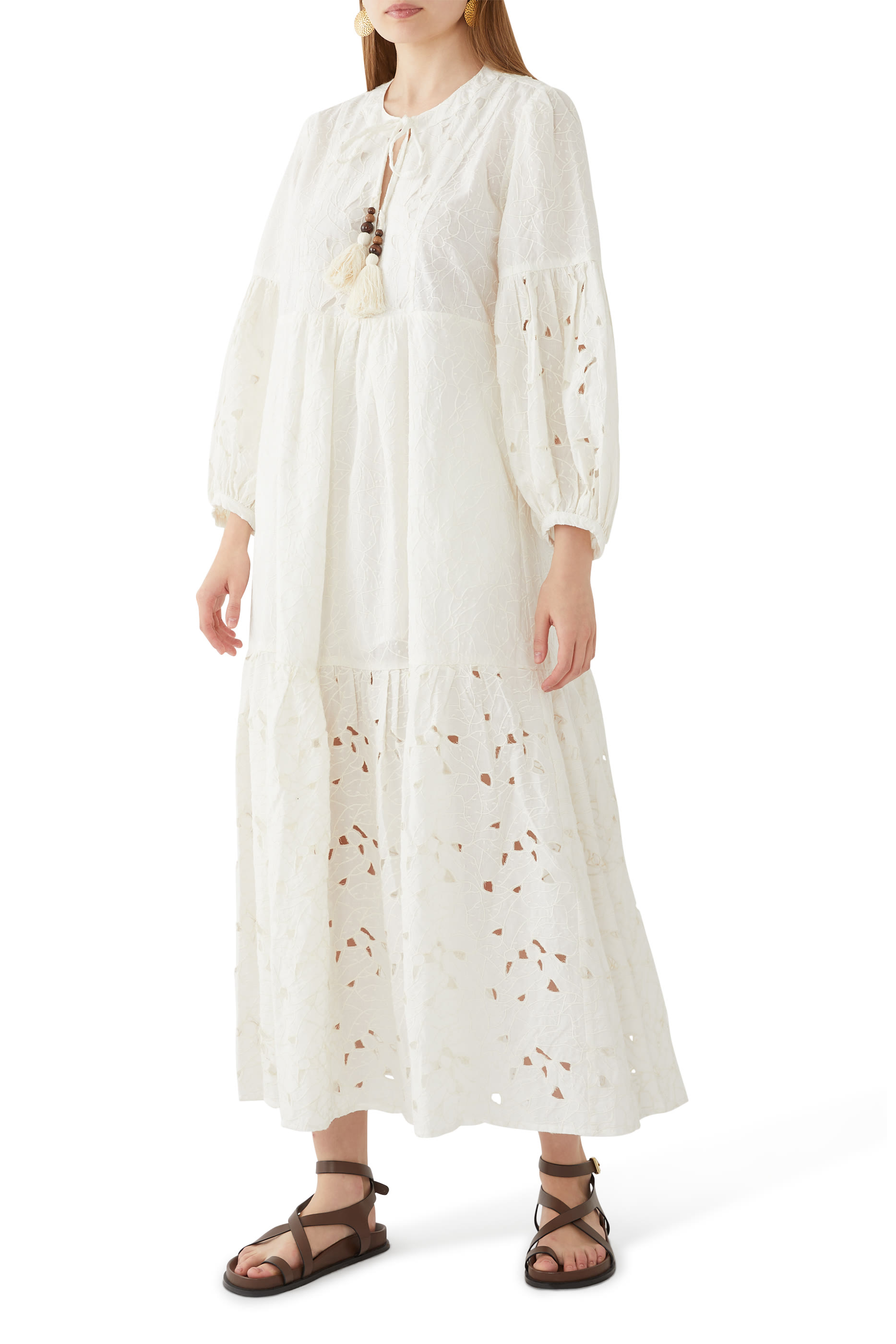 فستان طويل بتطريزات إنجليزية