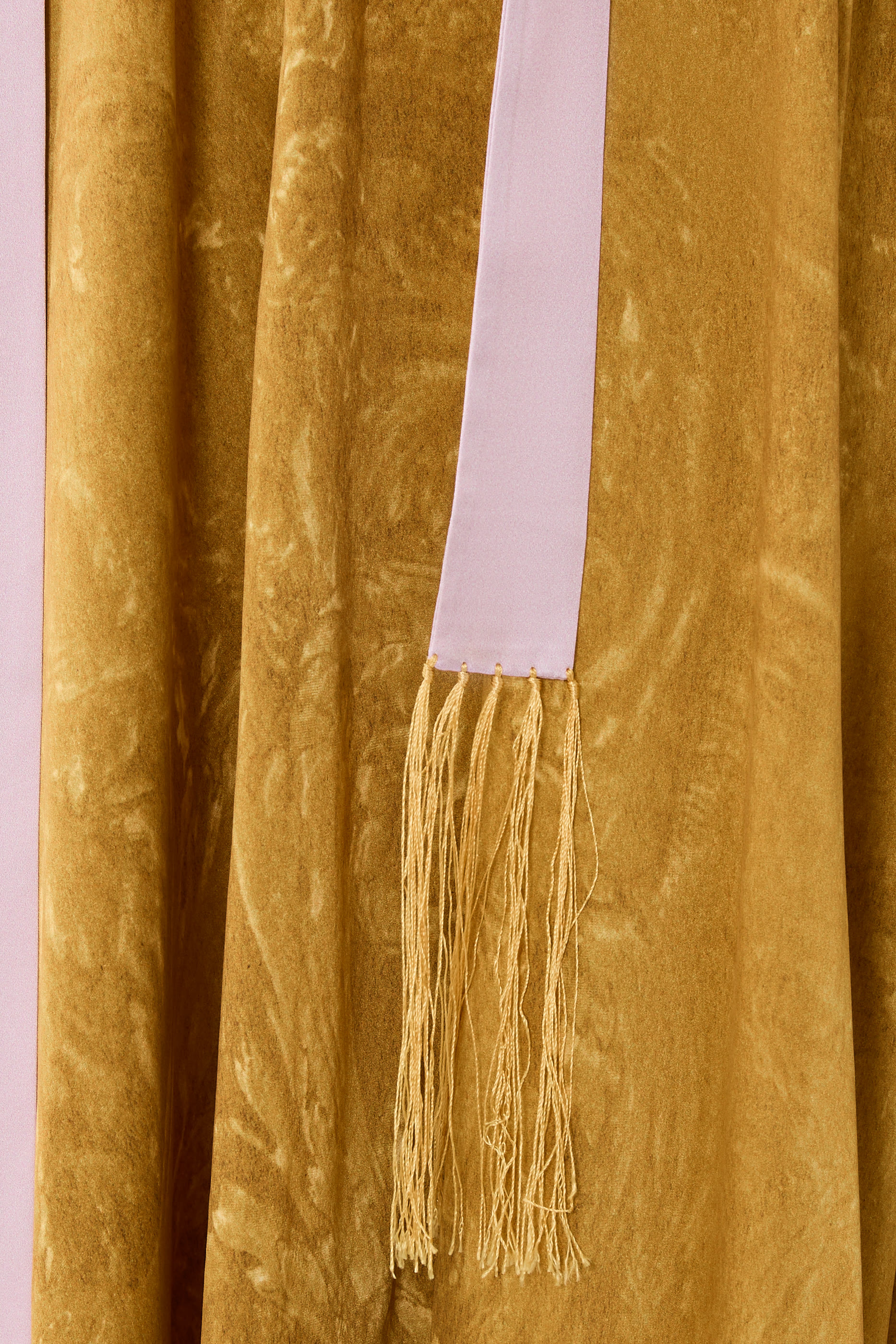 قفطان مايا بياقة V ووشاح