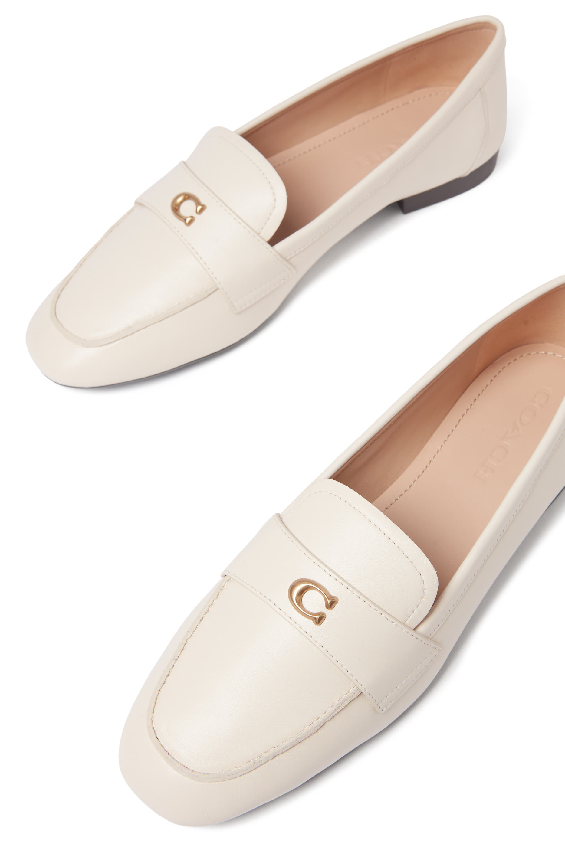 حذاء سهل الارتداء بحلية منحوتة بتصميم حرف شعار الماركة