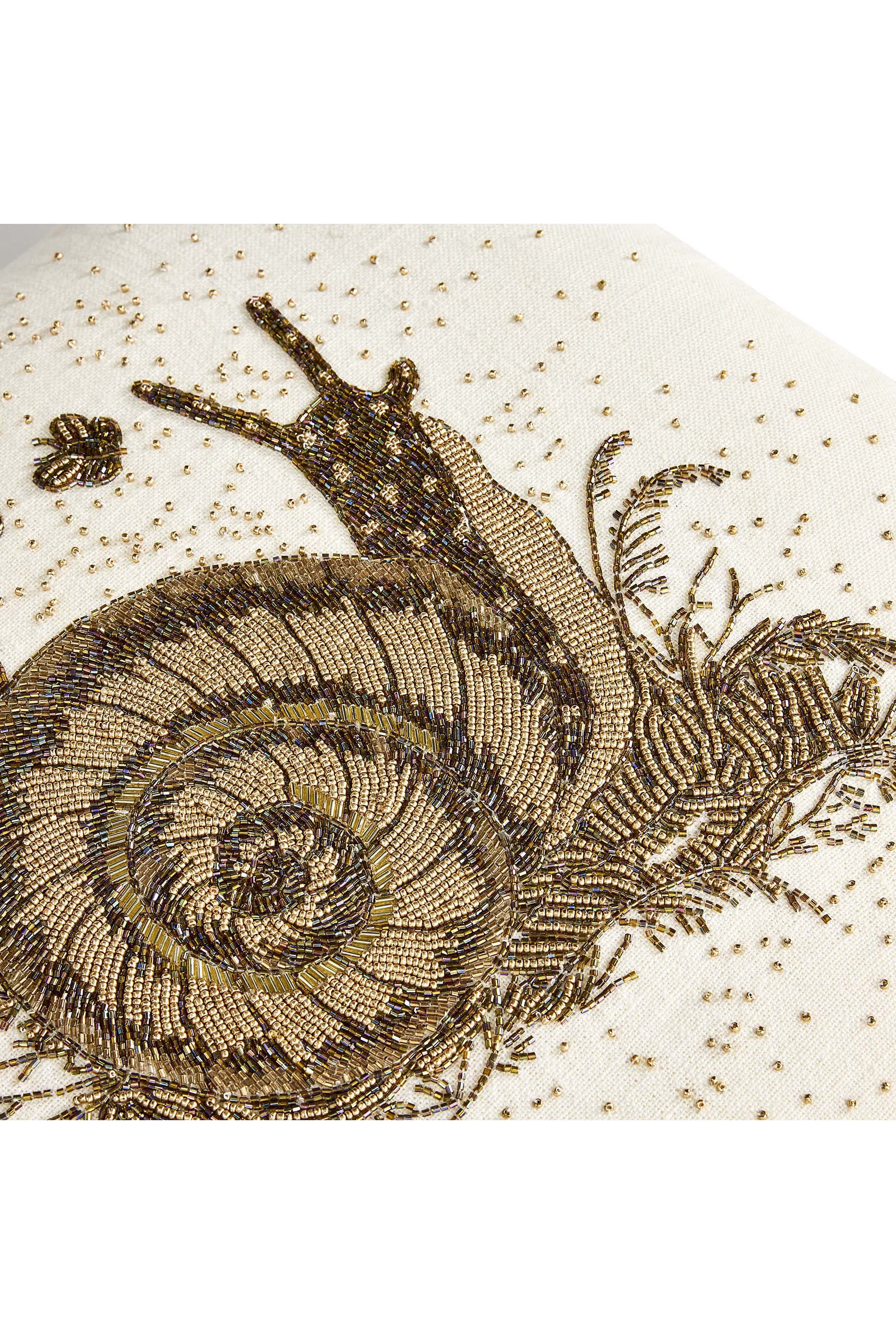 وسادة بوتانيست مزينة بخرز بتصميم حلزون