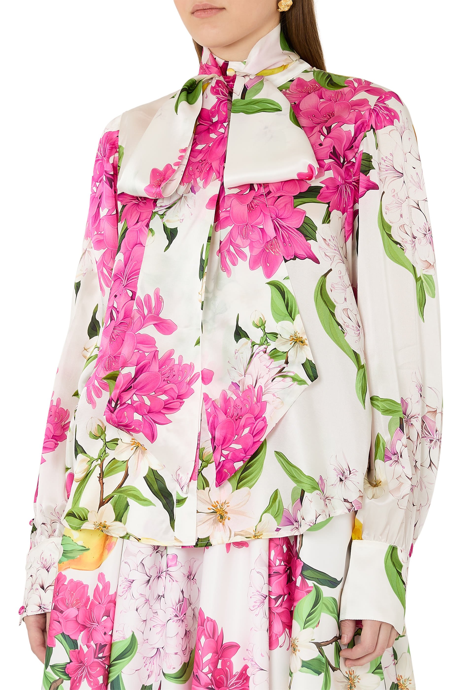 بلوزة بياقة بربطة حرير