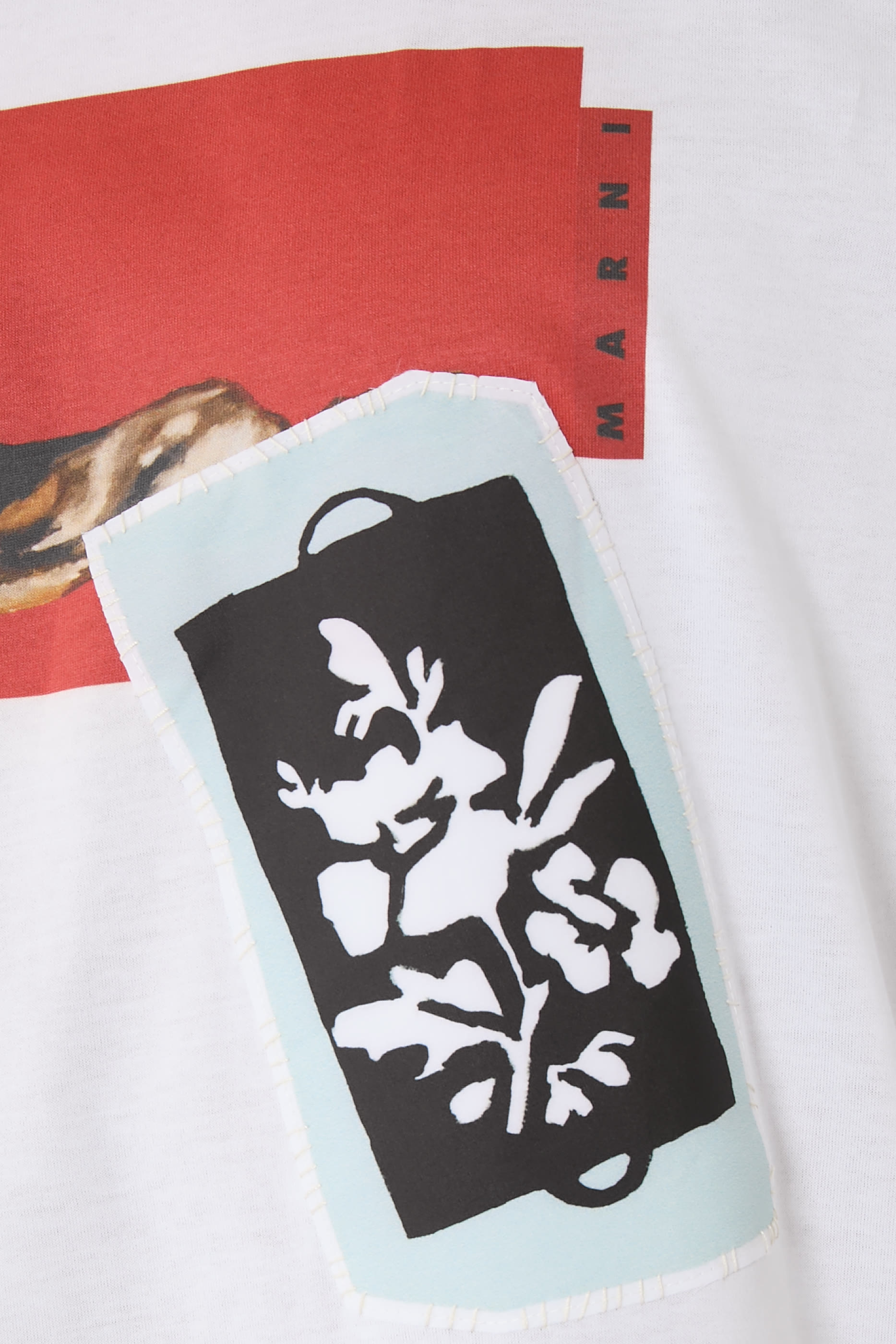 تيشيرت بأكمام قصيرة