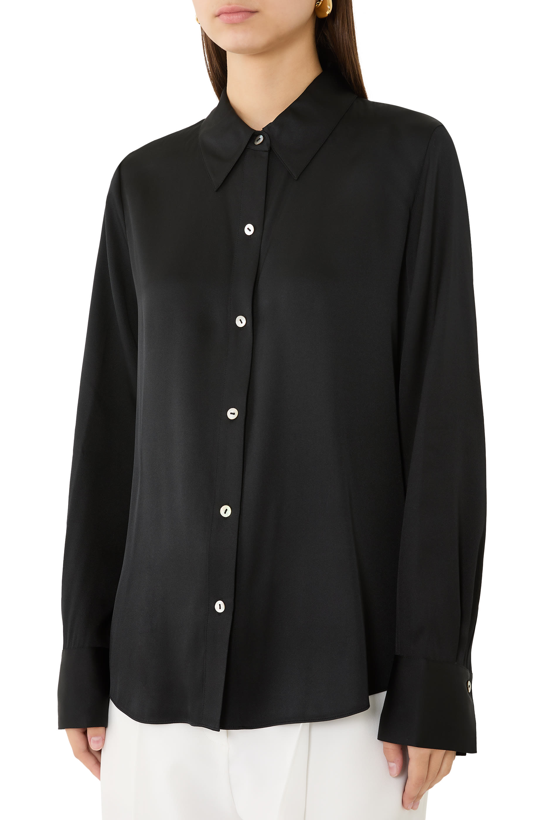 قميص كلاسيكي بقصة ضيقة