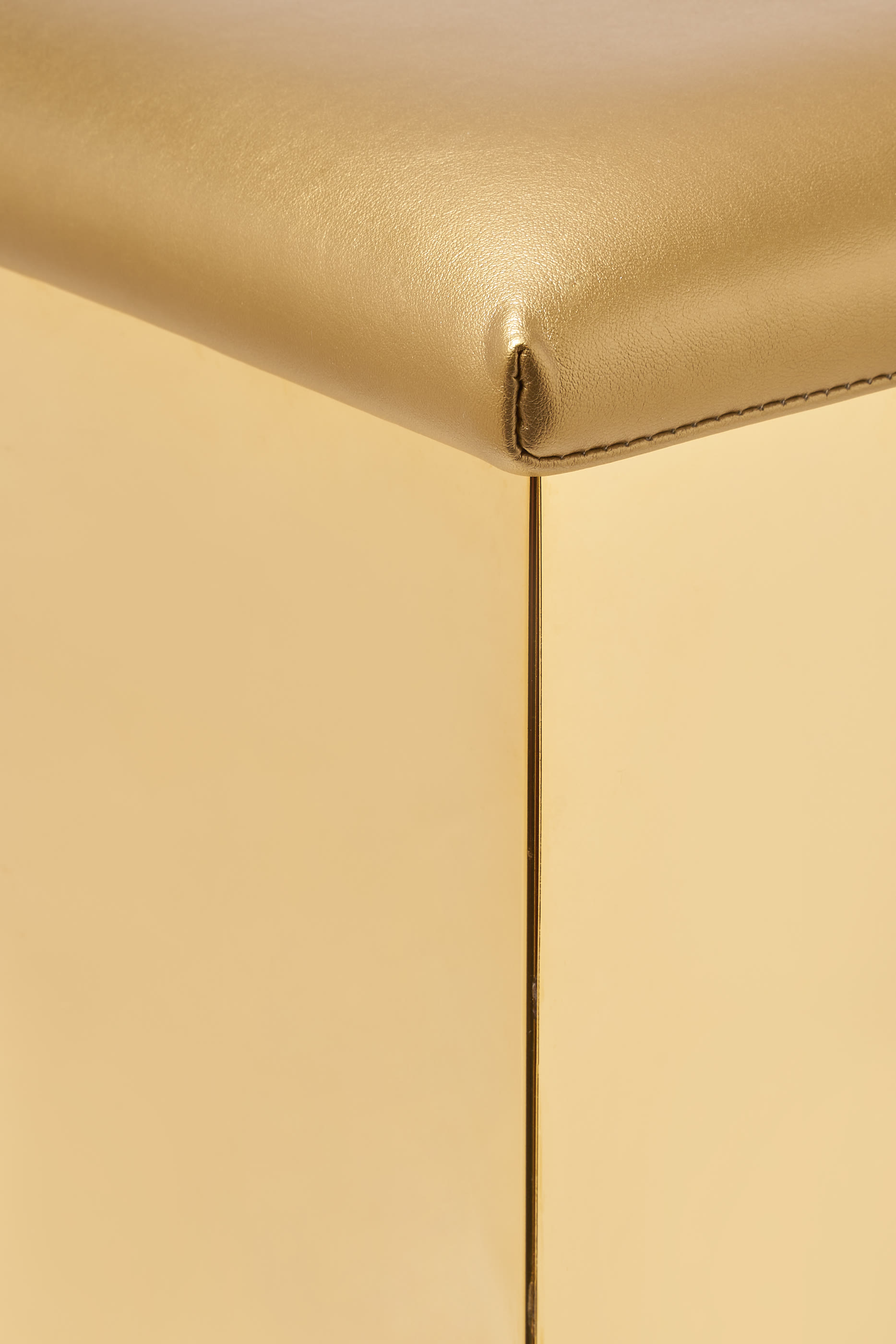 سلة غسيل بمقعد