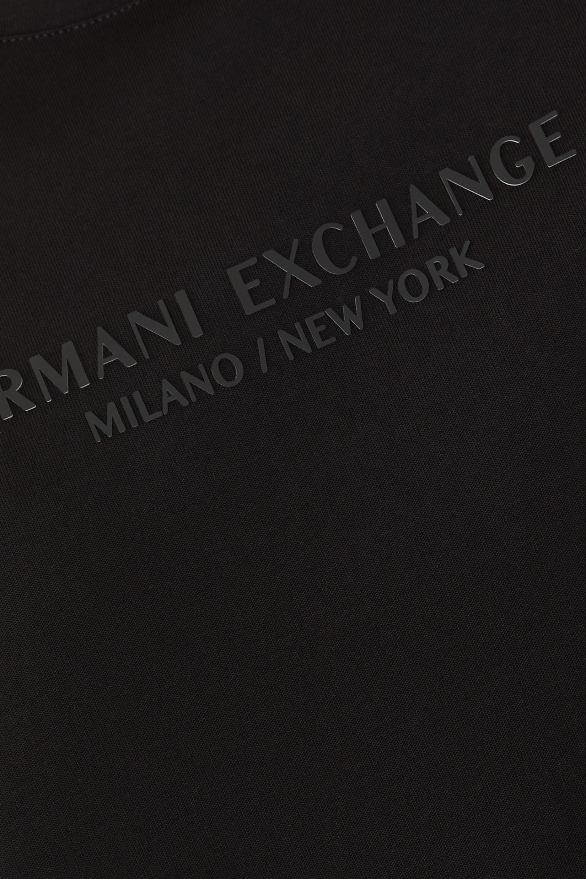 تيشيرت بشعار الماركة بقصة عادية