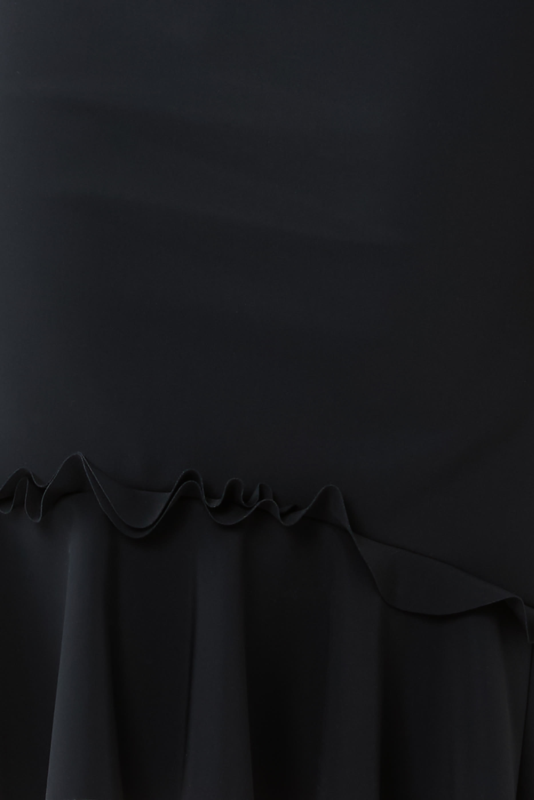 فستان متوسط الطول بأكمام طويلة