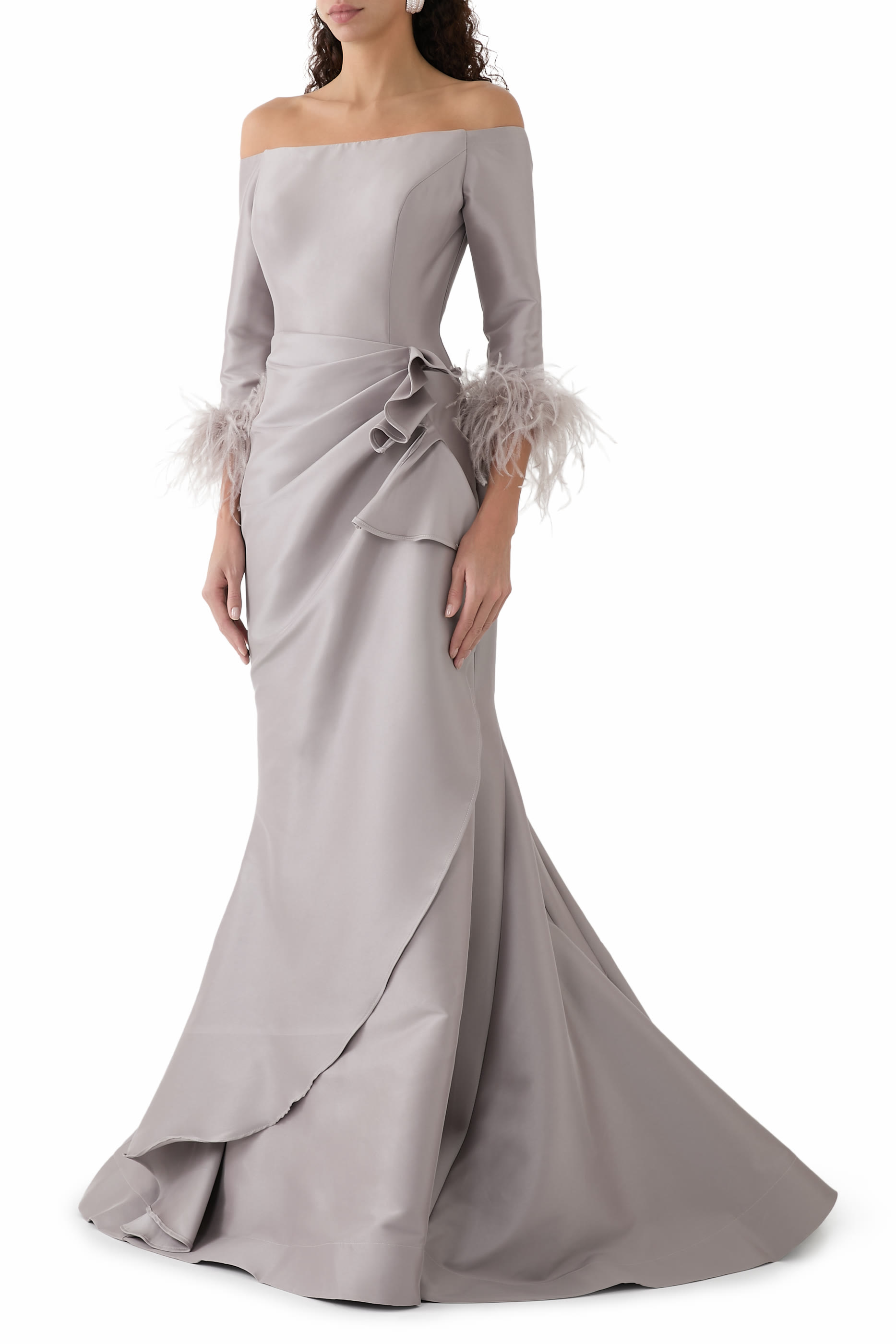 فستان بأكتاف متساقطة