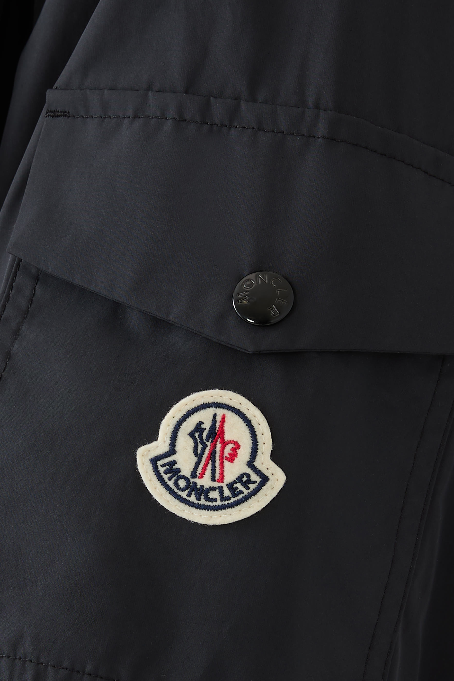 جاكيت بغطاء رأس وتفاصيل شعار الماركة