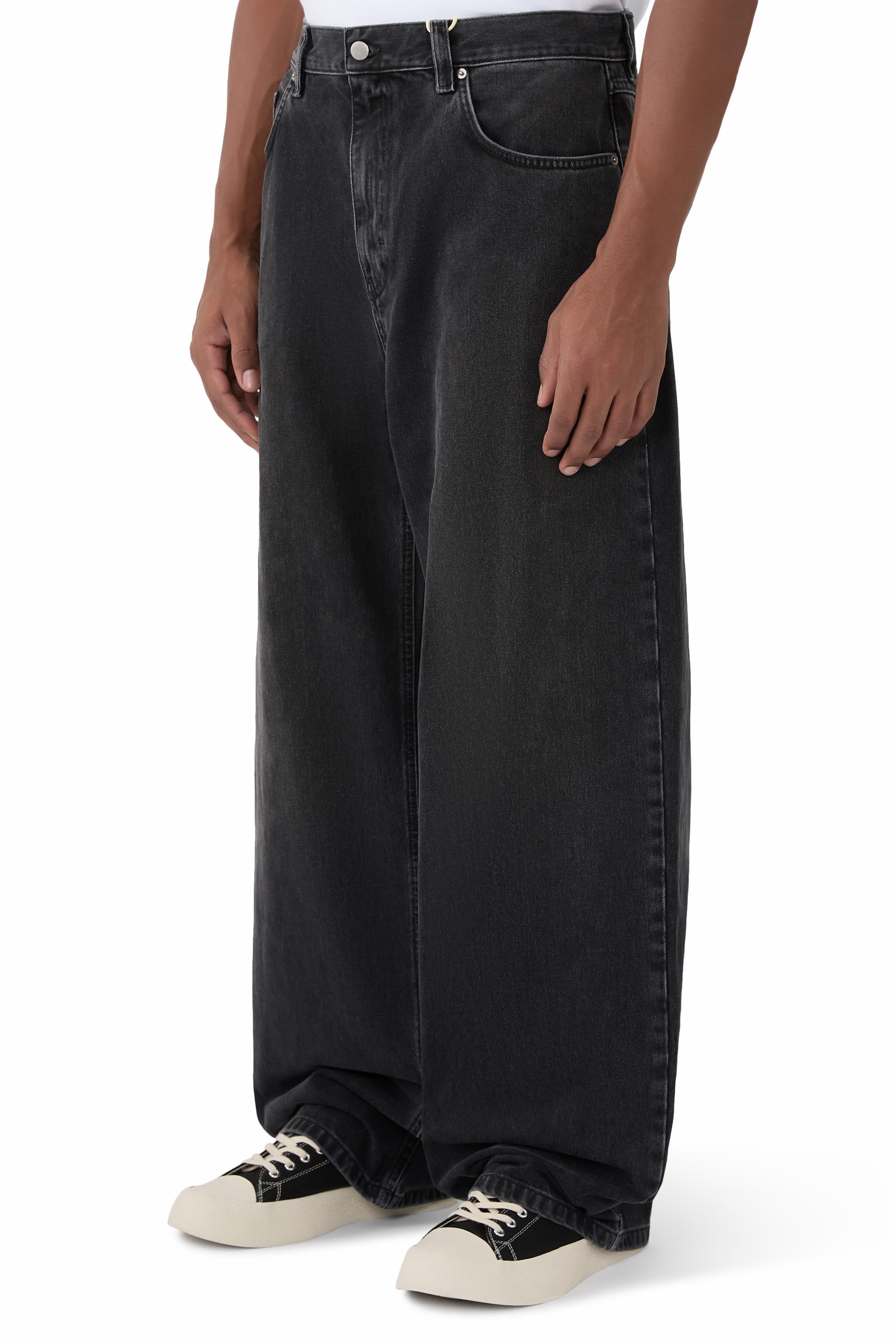 بنطال جينز بقصة مريحة وتطريز