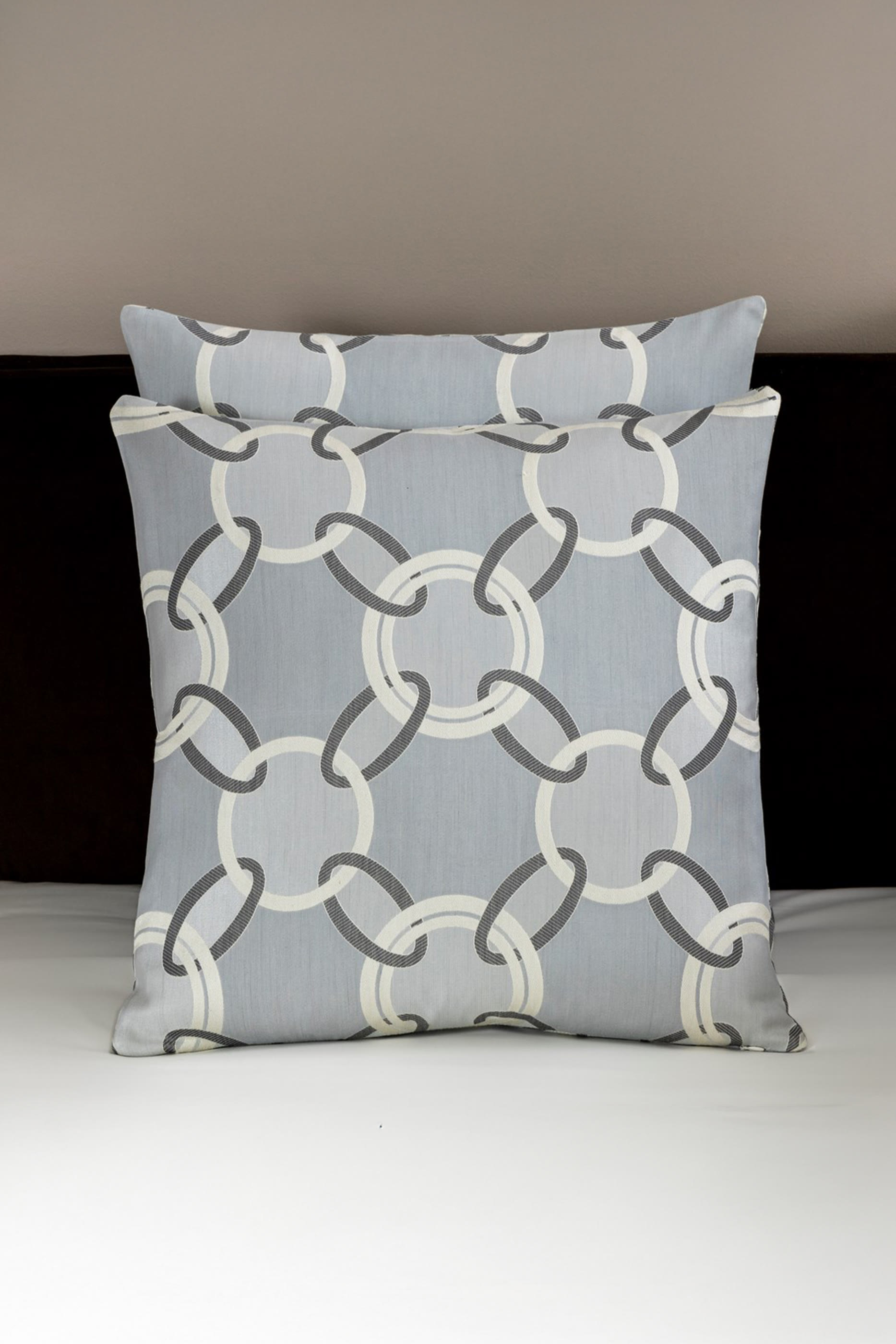 وسادة ديكور لاكجري بنقشة سلاسل